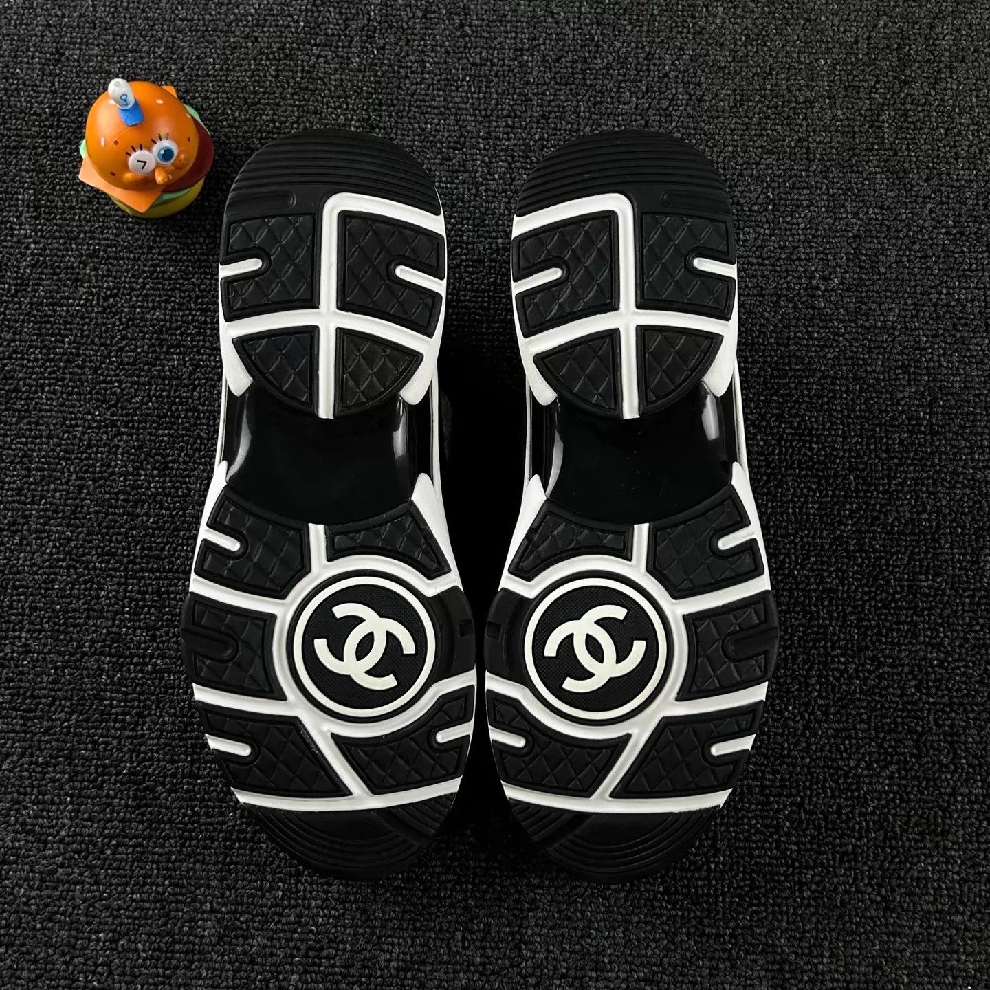 Chanel Chanel black and gray colorblock knit sneakers W38 Size US 7.5 / IT 37.5 - 6 Thumbnail