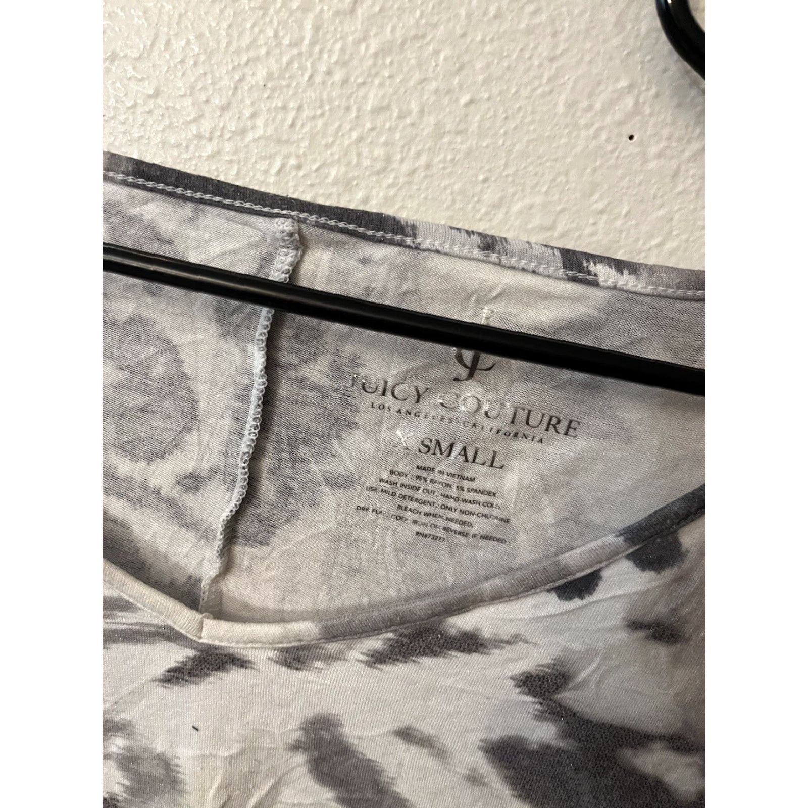 Juicy Couture Juicy Couture Shirt Womens Small Gray White Stretchy T-Shirt Dolman Sleeve V-Neck Short Sleeve Casual Basic 90s? Size S / US 4 / IT 40 - 2 Thumbnail