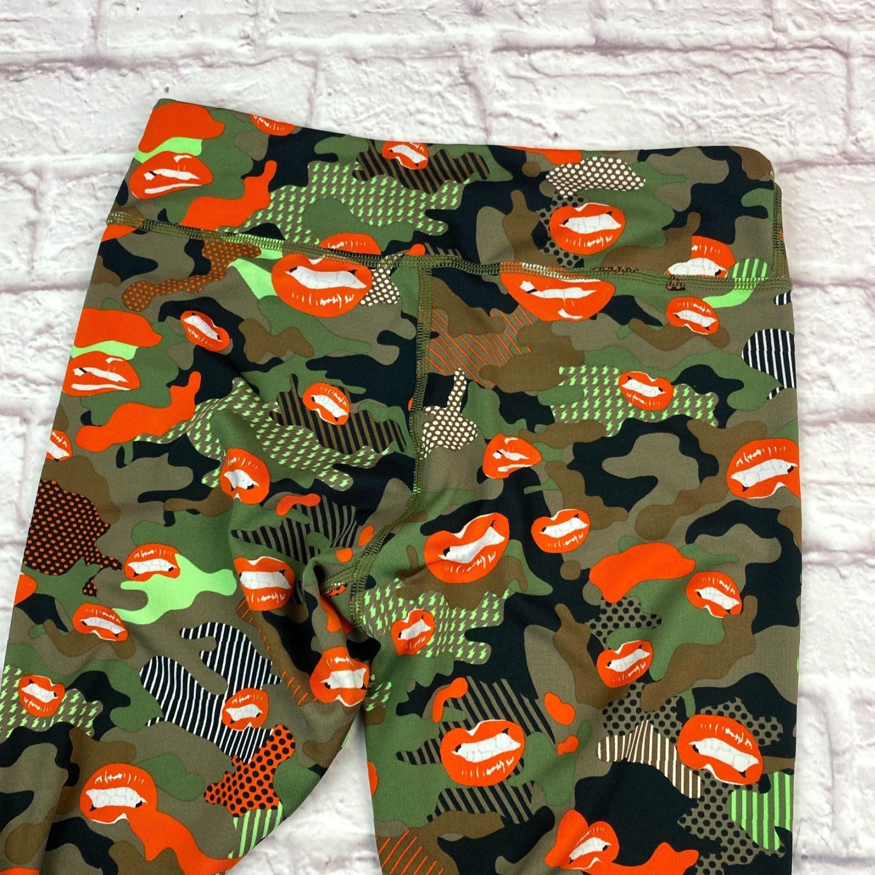 Vintage Zumba Womens Camoflouge Leggings W28 Capri Army green Low Rise Spley Lip Size 28" / US 6 / IT 42 - 4 Thumbnail