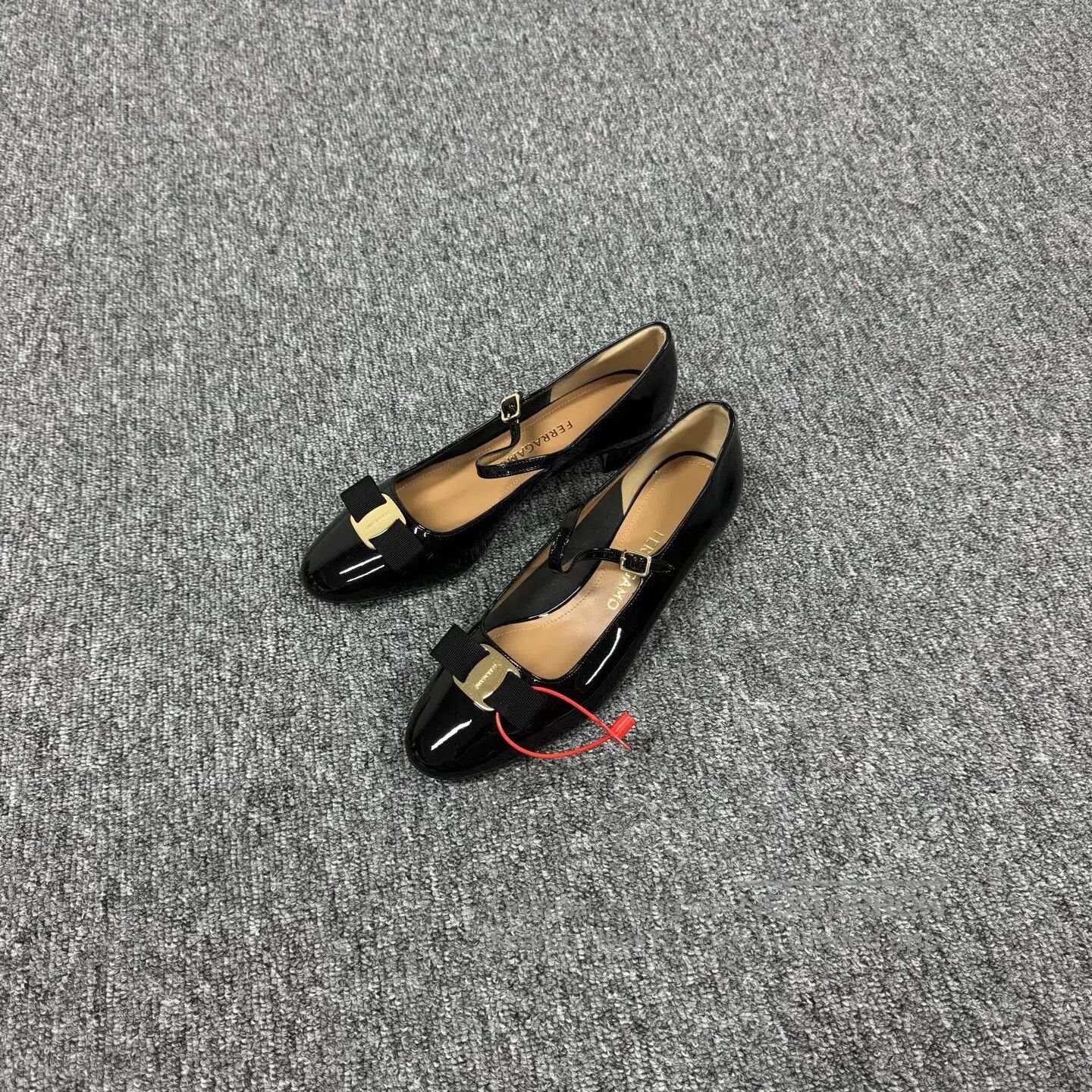 Salvatore Ferragamo FERRAGAMO Black Gold Lacquer Painted Mary Jane Shoes| Size US 8.5 / IT 38.5 - 1 Thumbnail