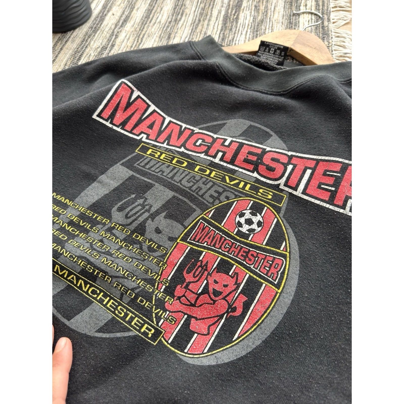 Vintage VINTAGE Manchester United Red Devils Sweatshirt XL Black 90s Big Logo Football Club Pullover Mens Size US XL / EU 56 / 4 - 6 Thumbnail
