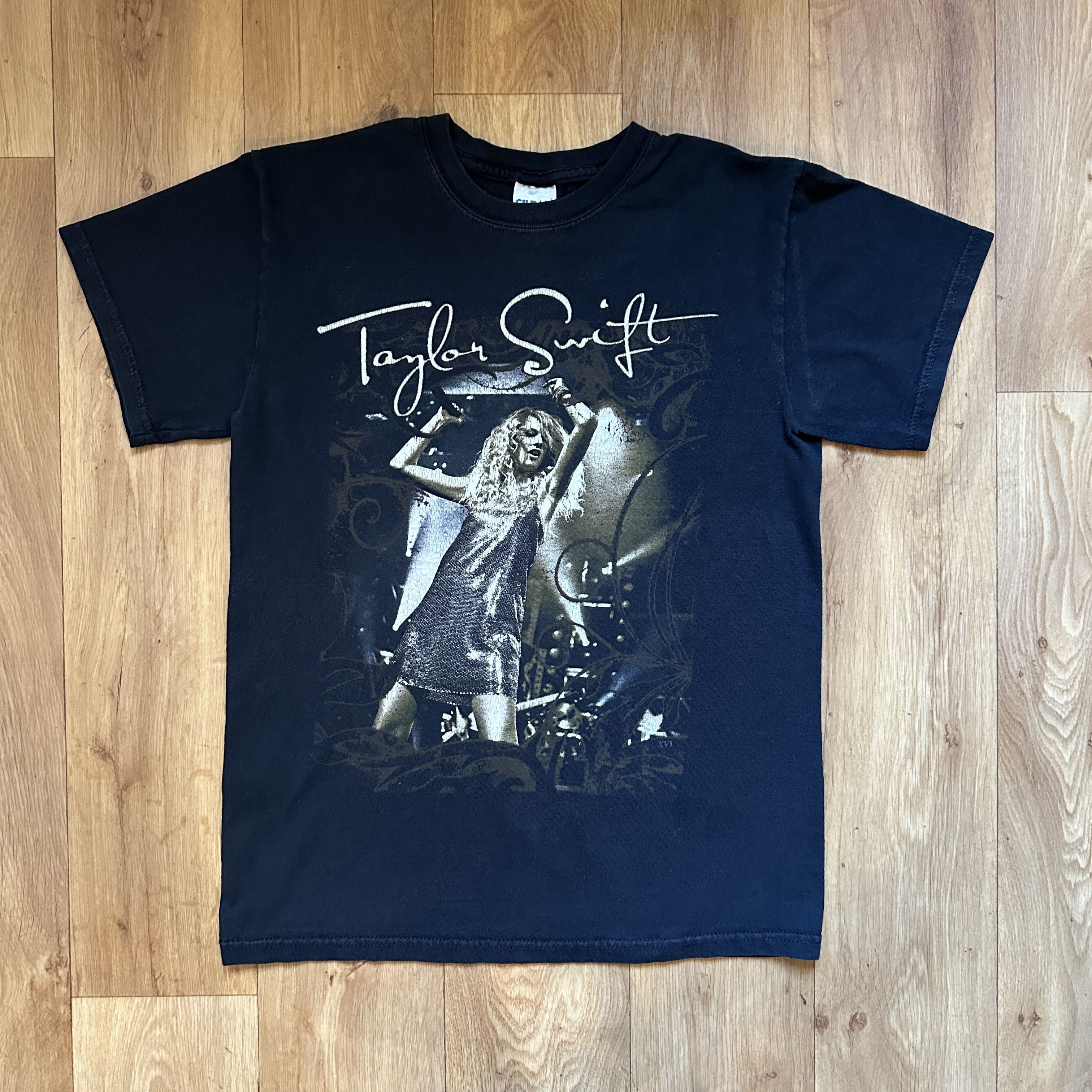 Band Tees TAYLOR SWIFT 2009 Fearless Concert Tour Size T-Shirt BLACK S Size US S / EU 44-46 / 1 - 1 Thumbnail