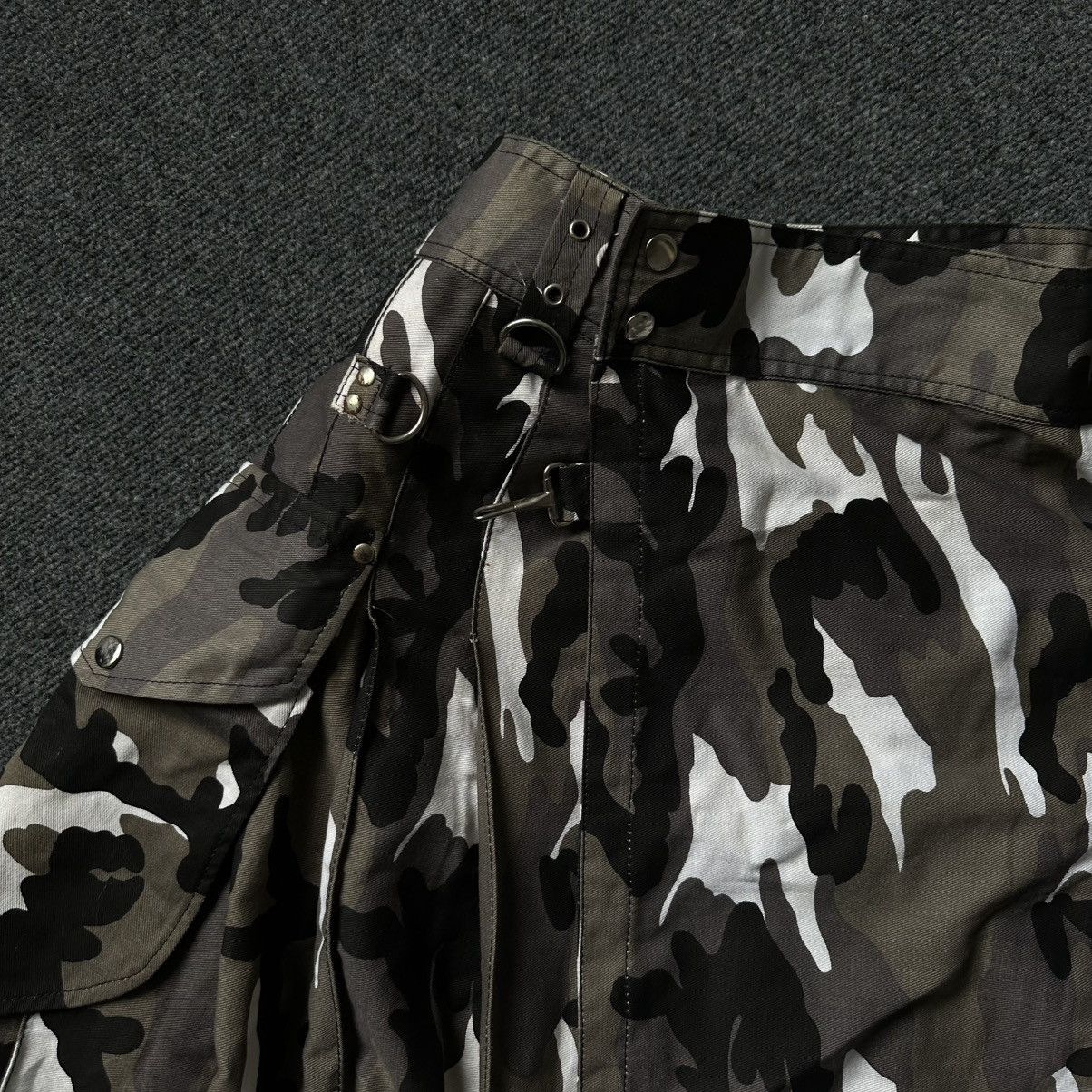 Le Grande Bleu (L.G.B.) VTG Women’s Midi Skirt Camo Military Pop Punk Gothic Size 32" / US 10 / IT 46 - 11 Thumbnail