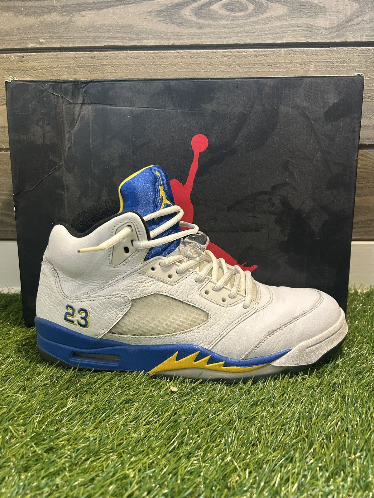 Nike Jordan 5 Laney Size 11 w/og box Size US 11 / EU 44 - 2 Thumbnail