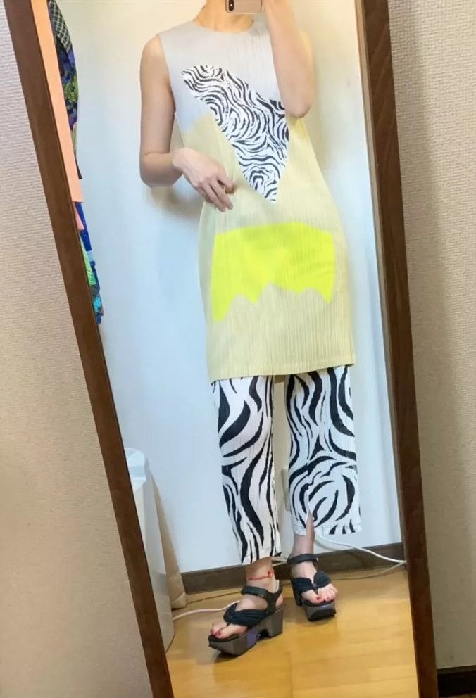 Issey Miyake Issey Miyake size:3 Yellow and grey pleated zebra dress Size XS / US 0-2 / IT 36-38 - 4 Thumbnail