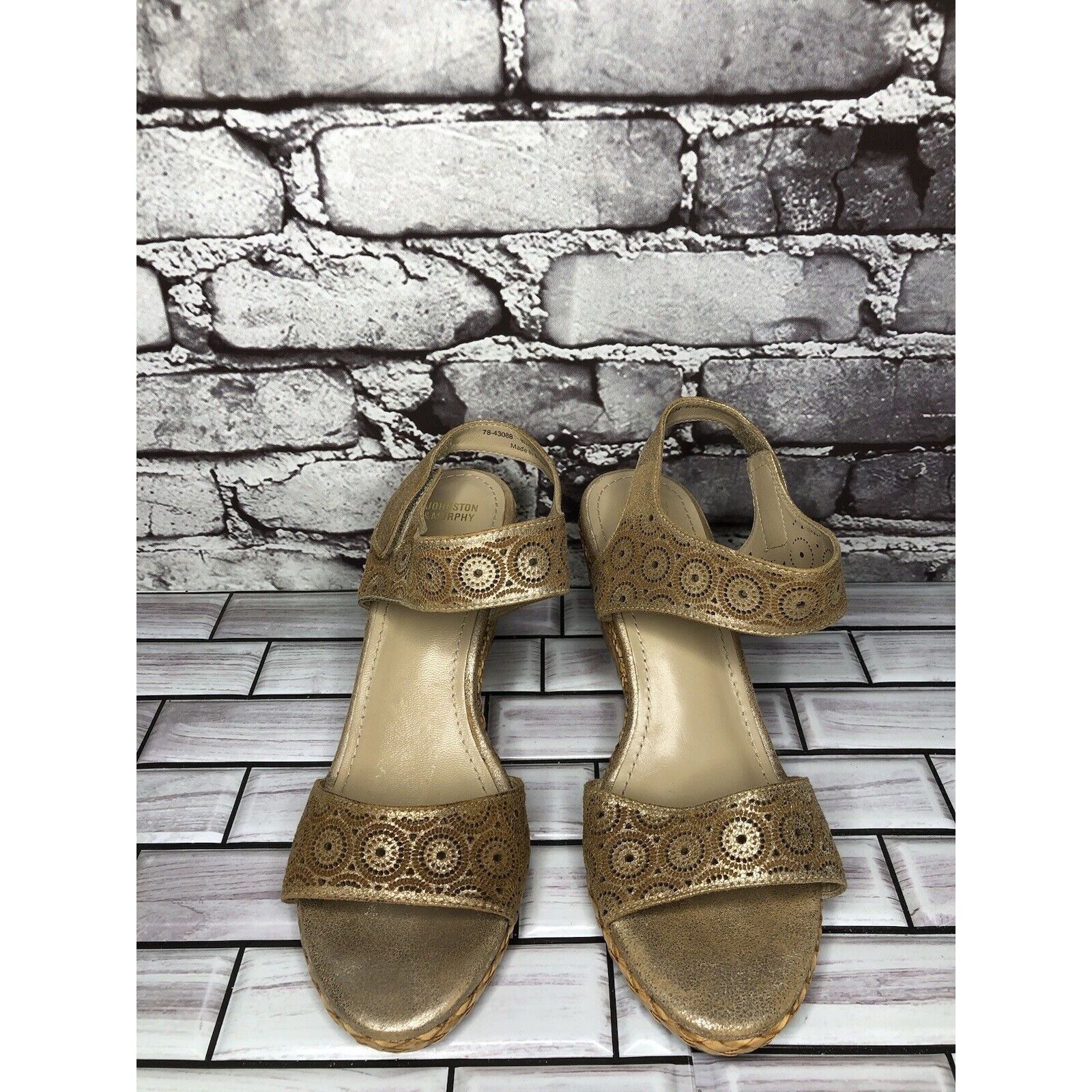 Johnston & Murphy Johnston & Murphy Georgiana Metallic Gold Leather Wedge Stra Size US 9.5 / IT 39.5 - 19 Thumbnail