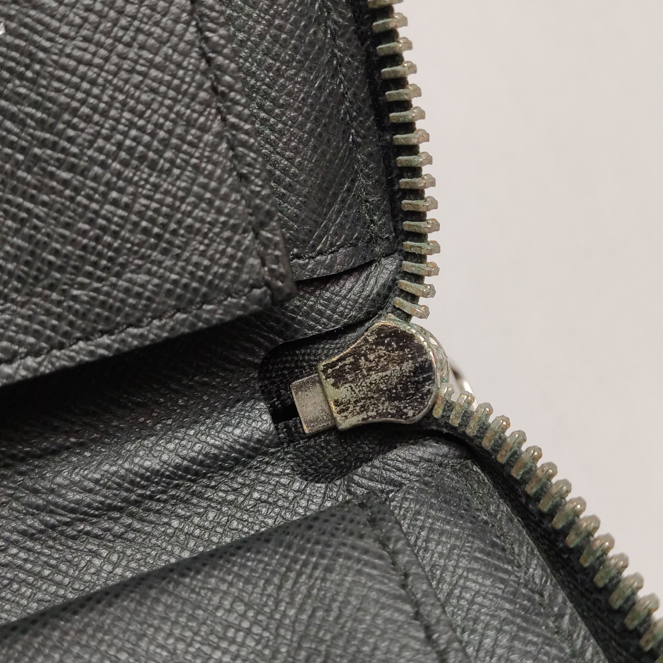Louis Vuitton Louis Vuitton (LV) Zippy leather solid color zipper embosse Size ONE SIZE - 9 Thumbnail