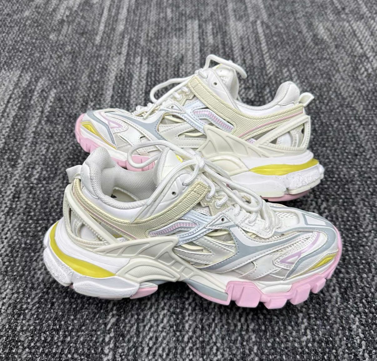 Balenciaga Balenciaga Track 2.0 White & Pink Candy Sneakers J42 Size US 6 / IT 36 - 5 Thumbnail