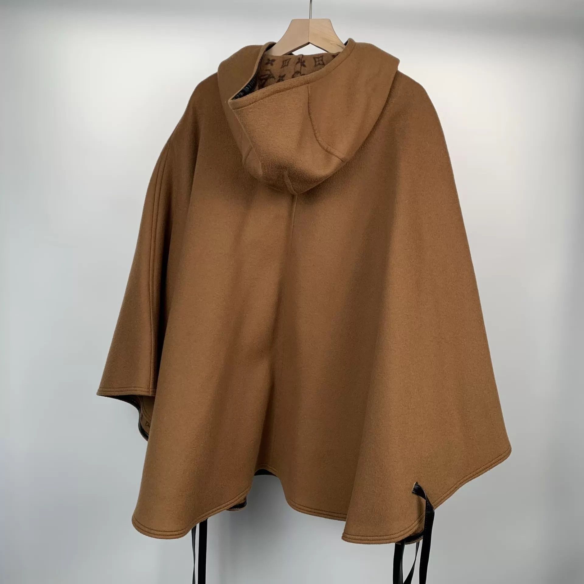 Louis Vuitton Louis Vuitton hooded full-logo lining cape EU34 Size XS / US 0-2 / IT 36-38 - 2 Thumbnail