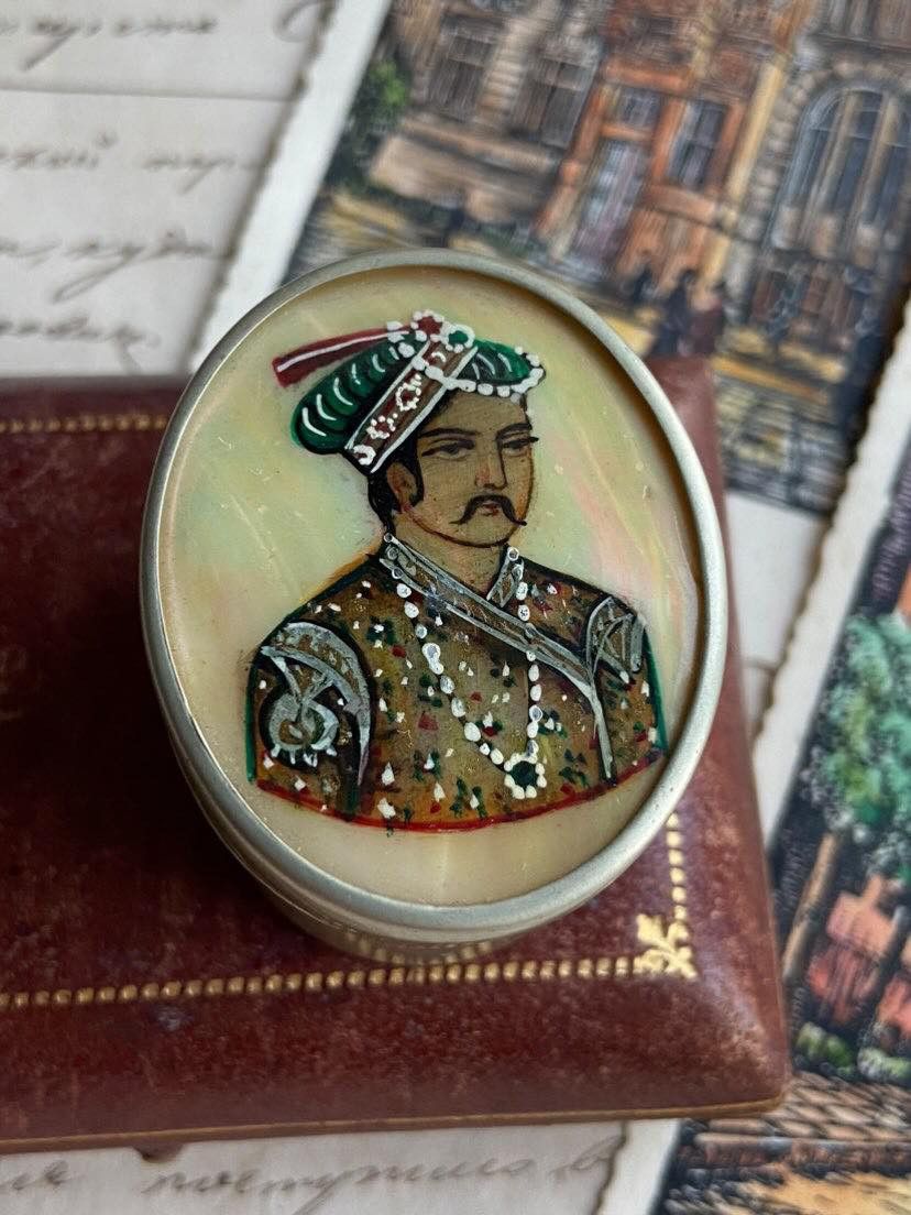 Vintage Vintage Miniature Box Mother Of Pearl Hand Painted Portrait Size ONE SIZE - 6 Thumbnail