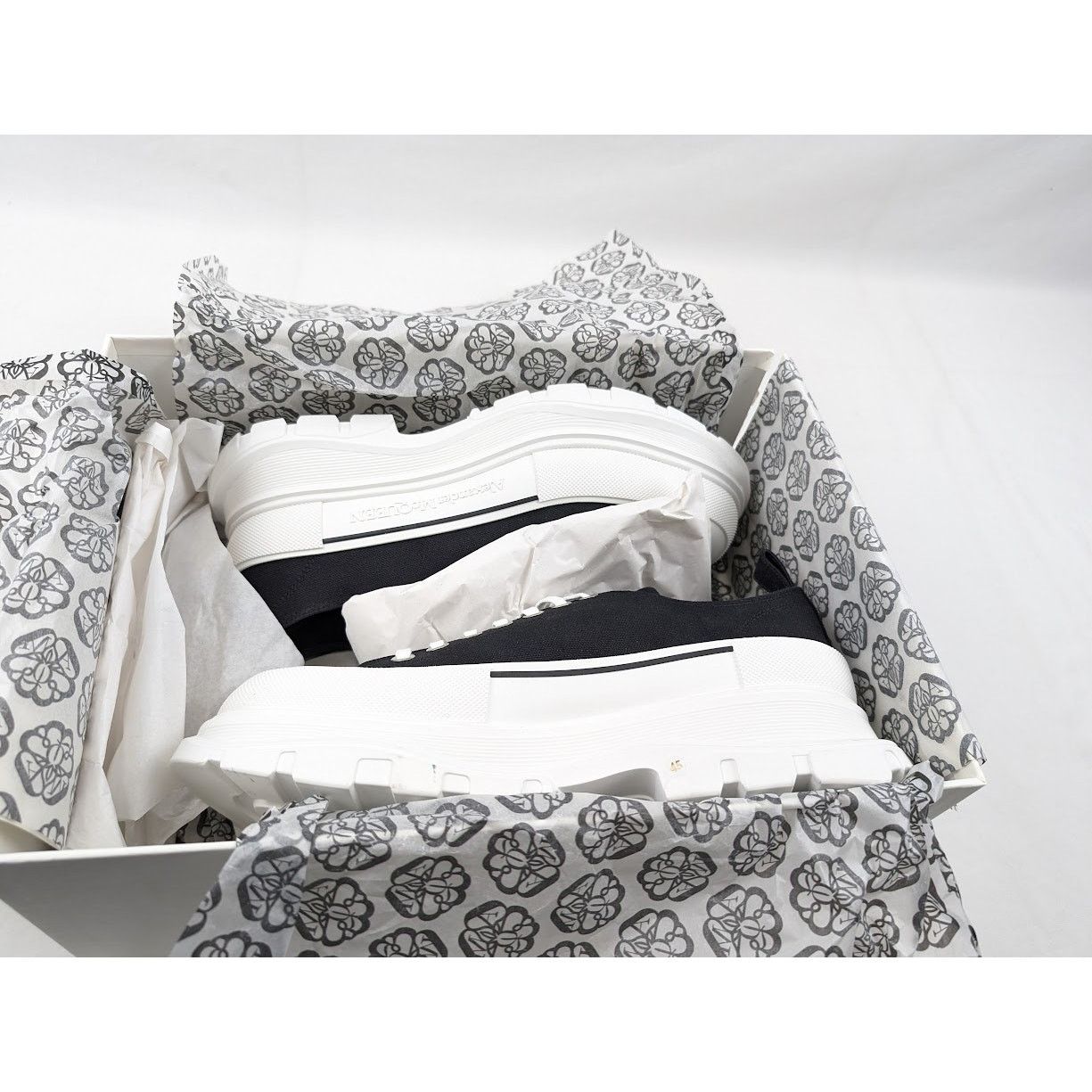 Alexander McQueen o1rshd1 Tread Slick Boots in Black/White Size US 12 / EU 45 - 21 Thumbnail