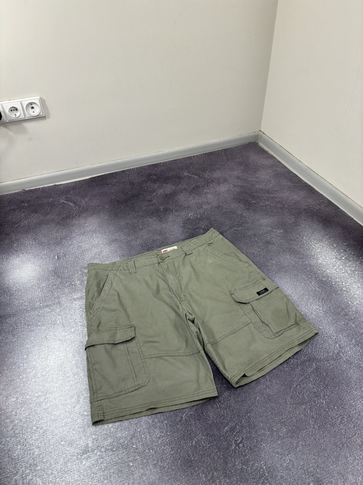 Vintage Vintage Wrangler USA Relaxed Fit Khaki Green Cargo Shorts Size US 38 / EU 54 - 3 Thumbnail