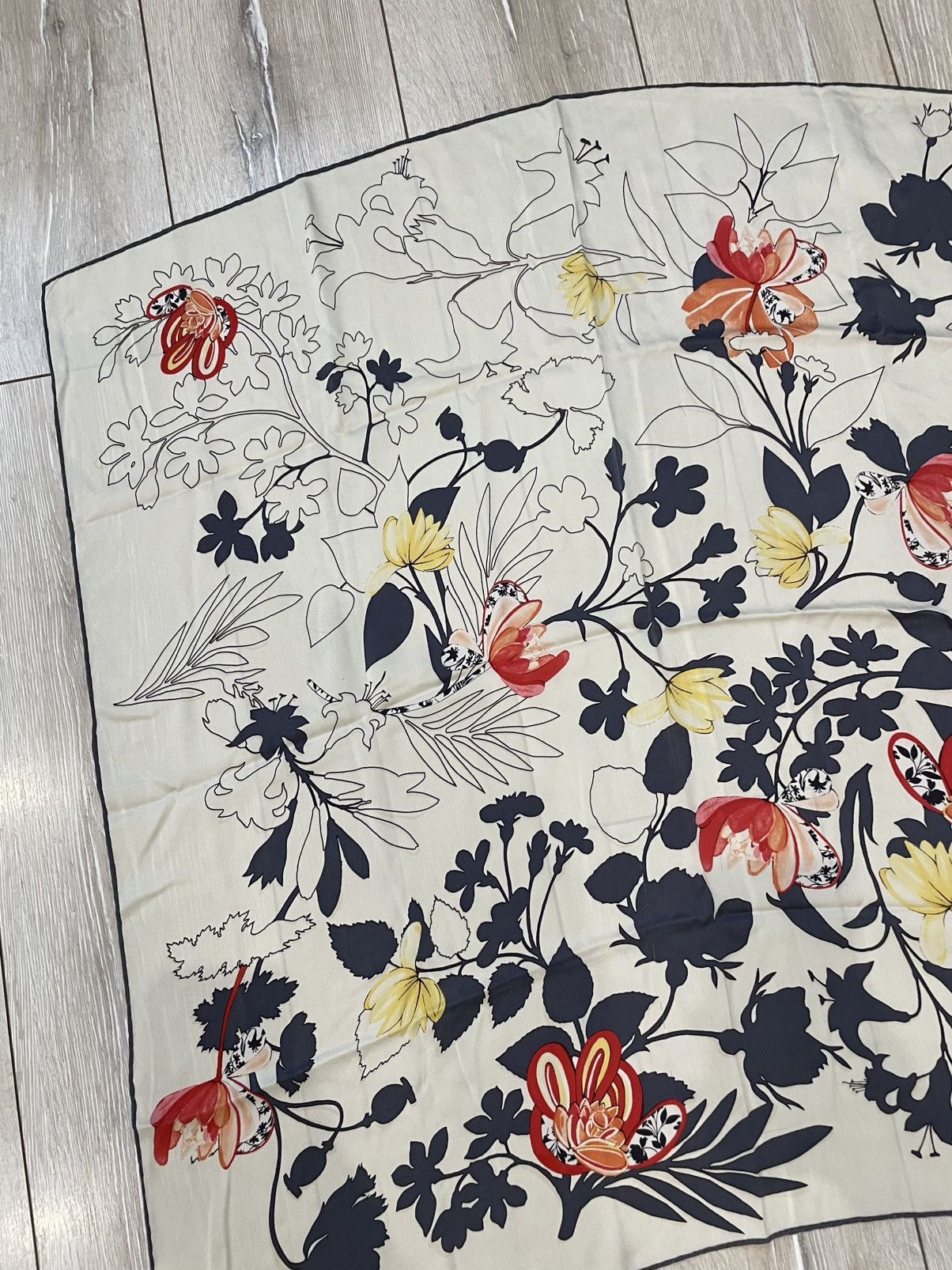 Trussardi Trussardi silk scarf flower Size ONE SIZE - 6 Thumbnail
