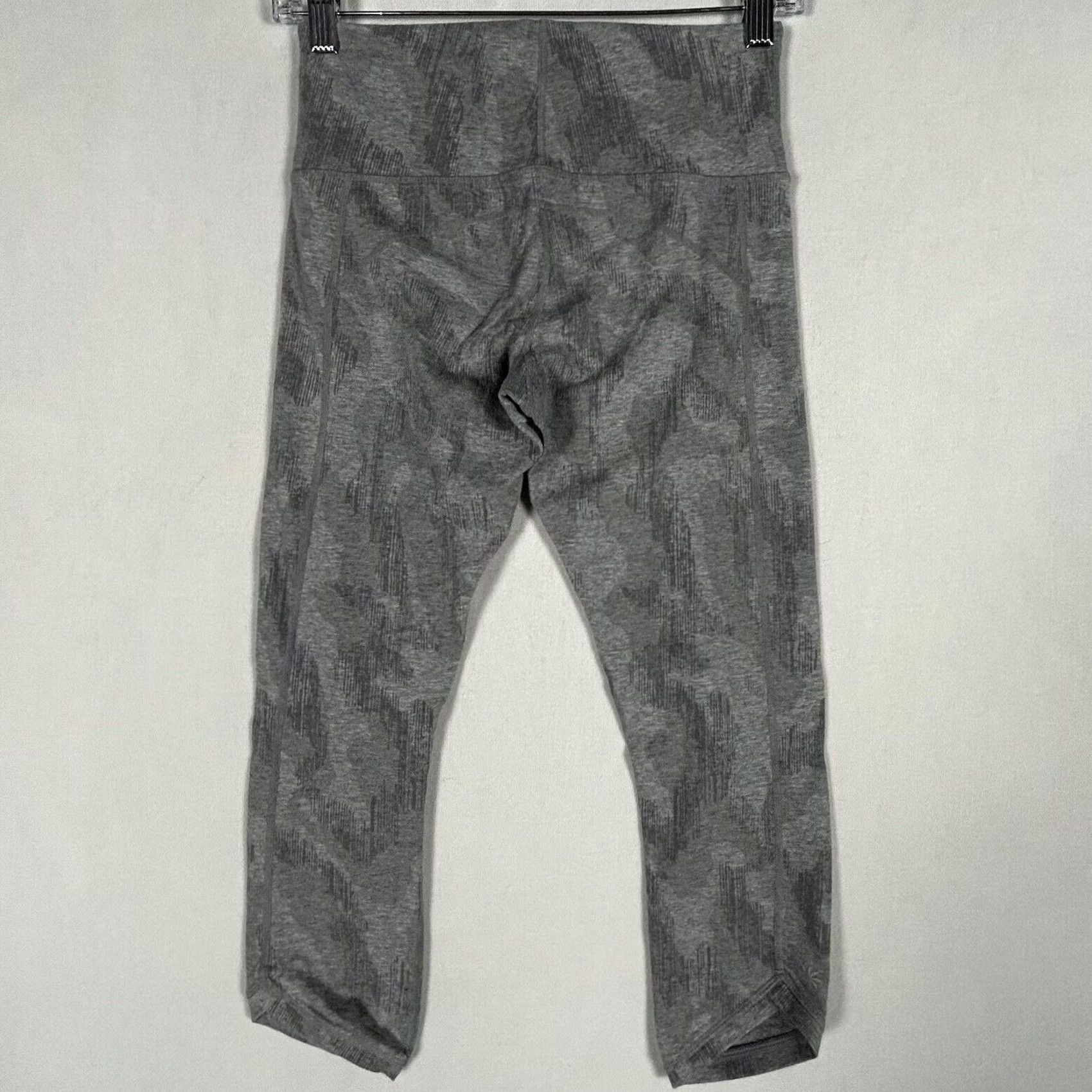 Athleta VINTAGE Athleta Capri Leggings Womens XS Light Gray Abstract Stretch Yoga Athletic Size 26" / US 2 / IT 38 - 7 Thumbnail
