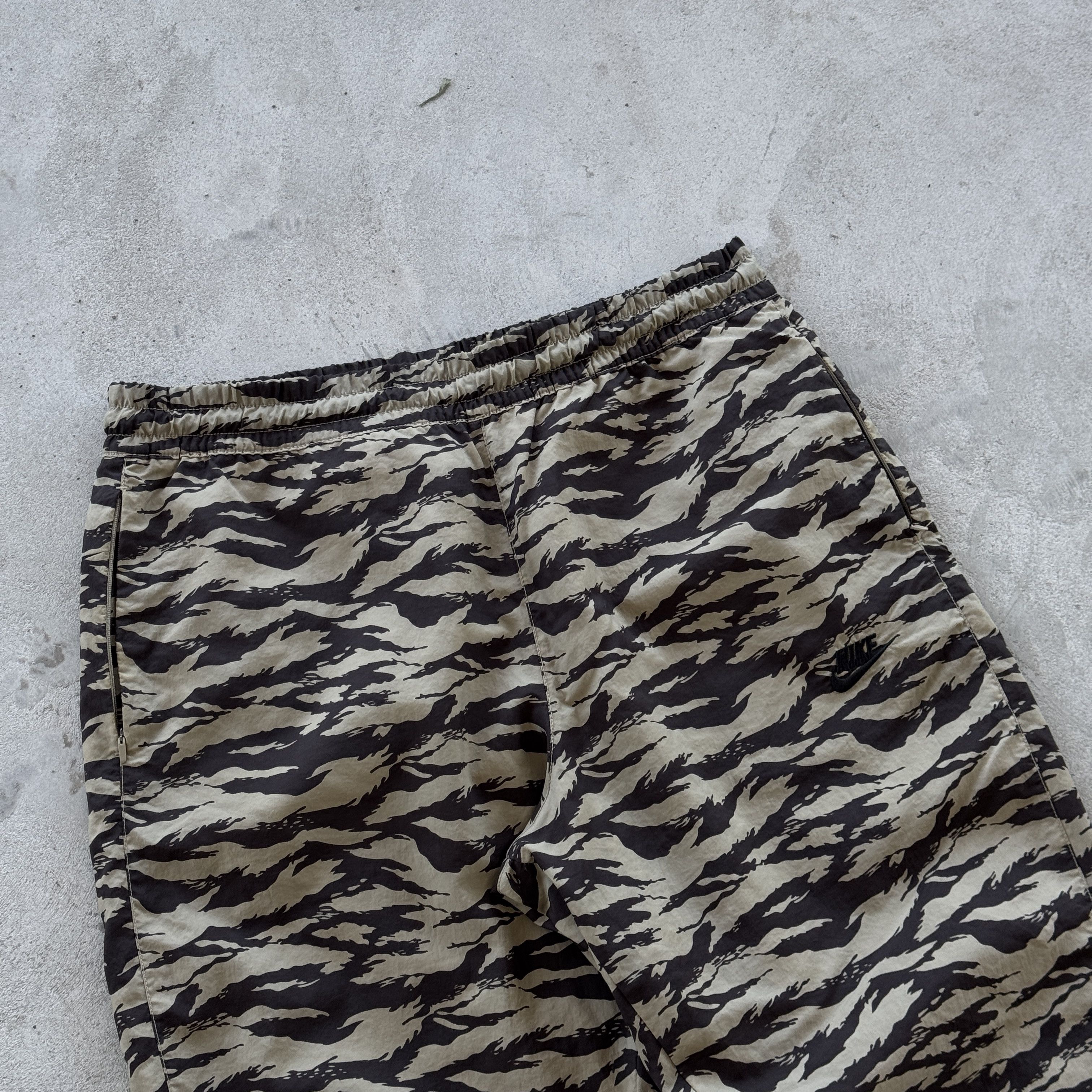 Nike Nike Tiger Camo Track Pants Big Logo Swoosh Back Size US 32 / EU 48 - 4 Thumbnail