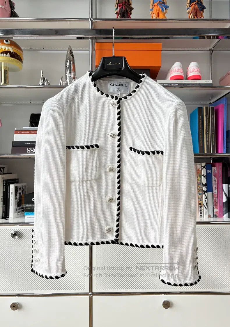 Chanel Chanel 21C popular white and black rolled-edged waffle coa Size XS / US 0-2 / IT 36-38 - 1 Thumbnail