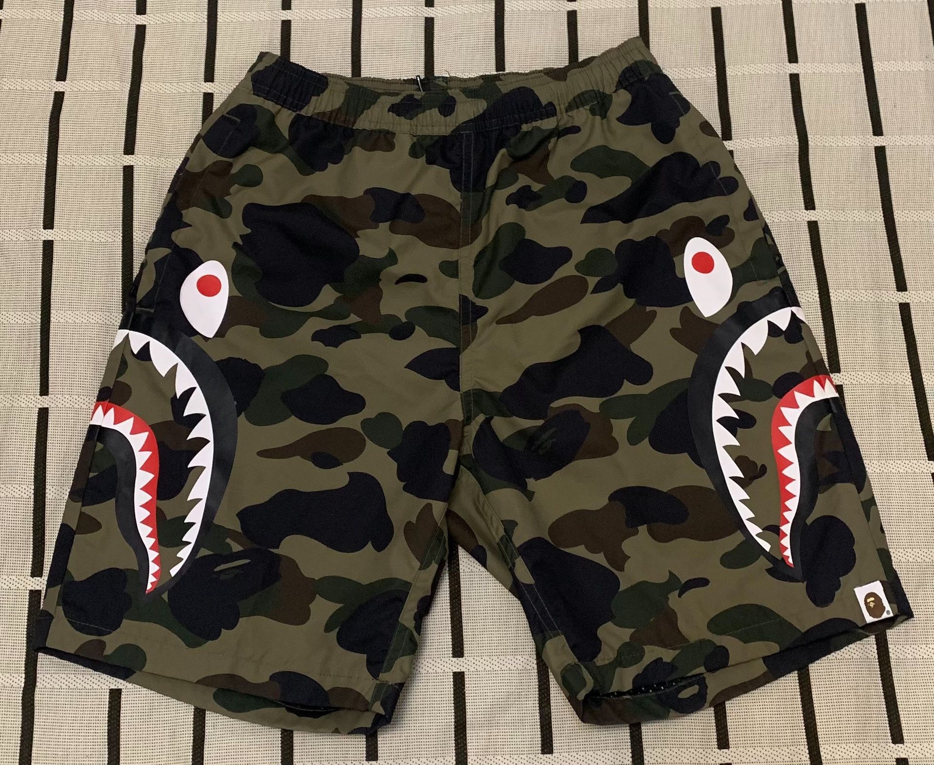 Bape Bape Shark Camo Green Shorts S Men Size US 30 / EU 46 - 1 Thumbnail