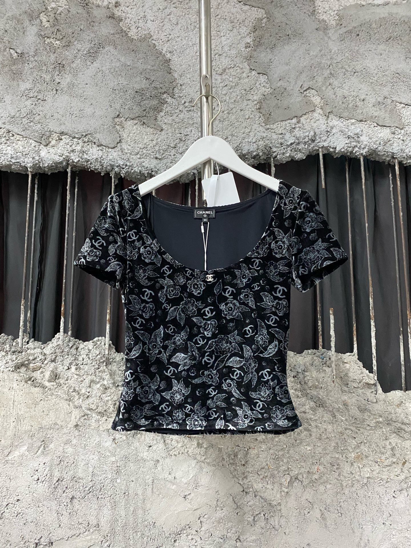 Chanel Chanel Velvet T-Shirt S Women Size S / US 4 / IT 40 - 1 Thumbnail