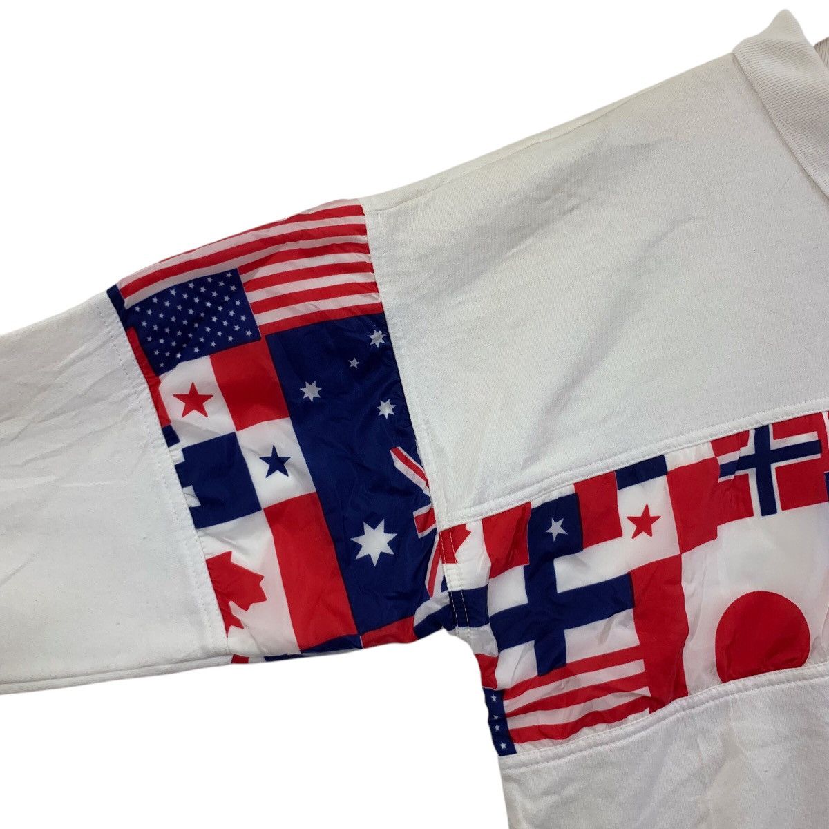 Vintage Vintage 80s MULTI NATION FLAG Print Collar White Sweatshirt Size US XL / EU 56 / 4 - 7 Thumbnail