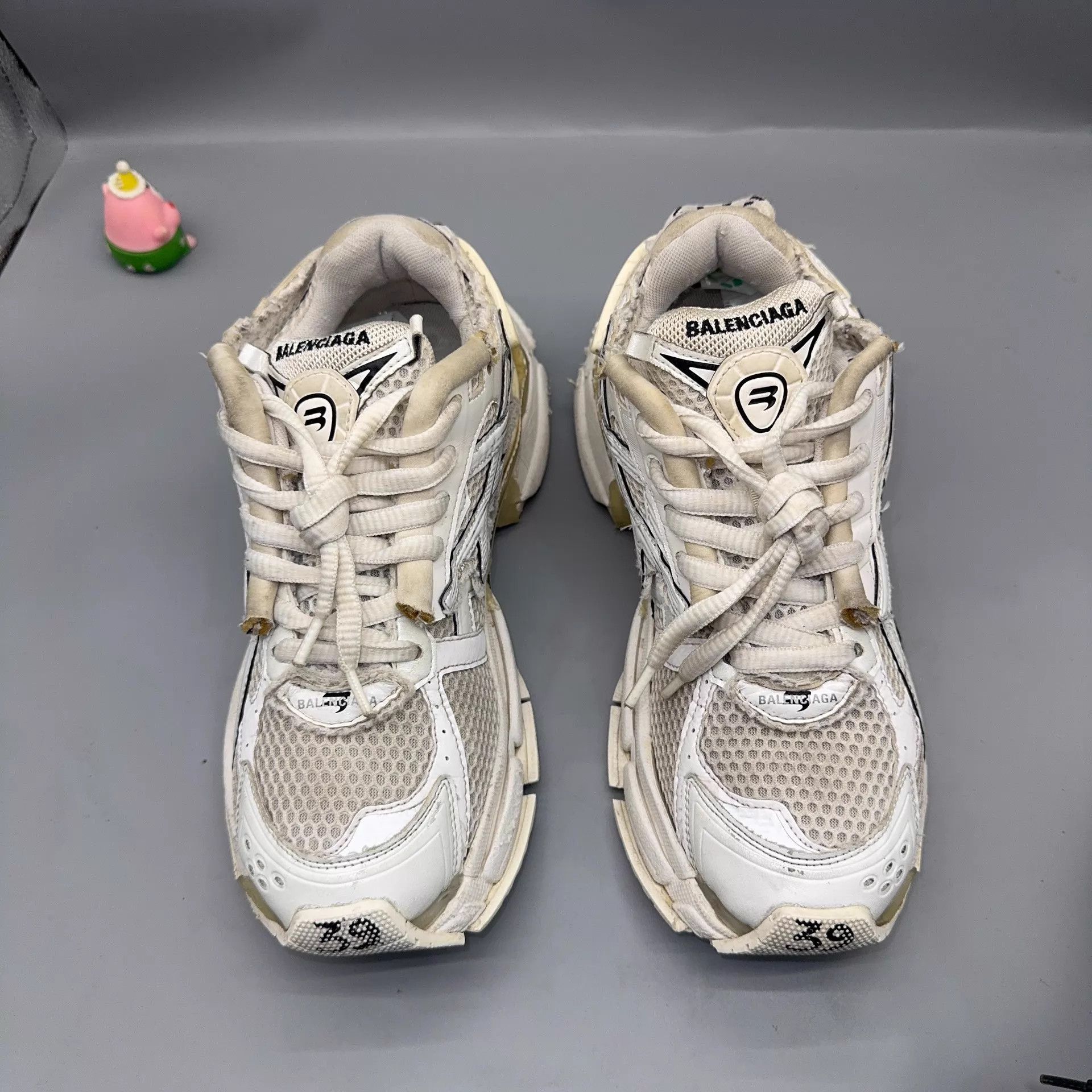 Balenciaga Balenciaga Runner White Distressed Sneakers Size US 9 / EU 42 - 2 Thumbnail