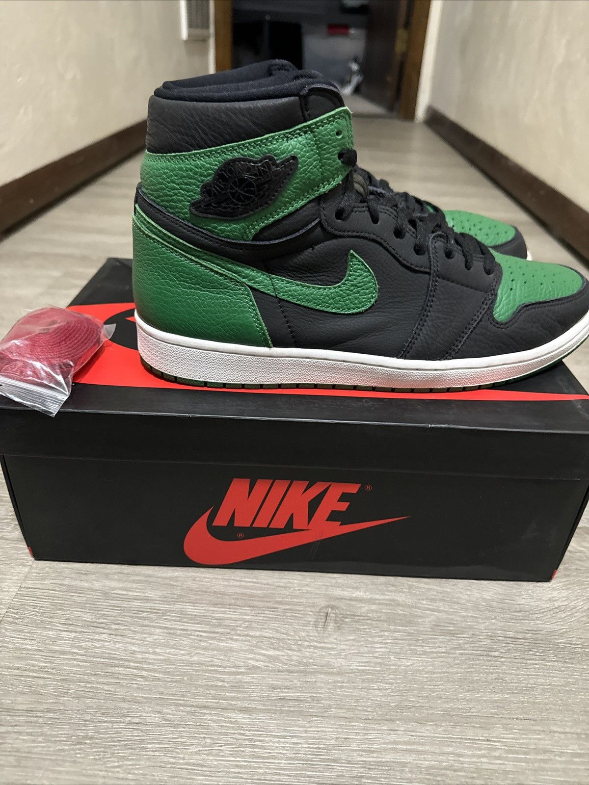 Jordan Brand × Nike Size 12 - Jordan 1 Retro OG High Pine Green 2.0 Size US 12 / EU 45 - 3 Thumbnail