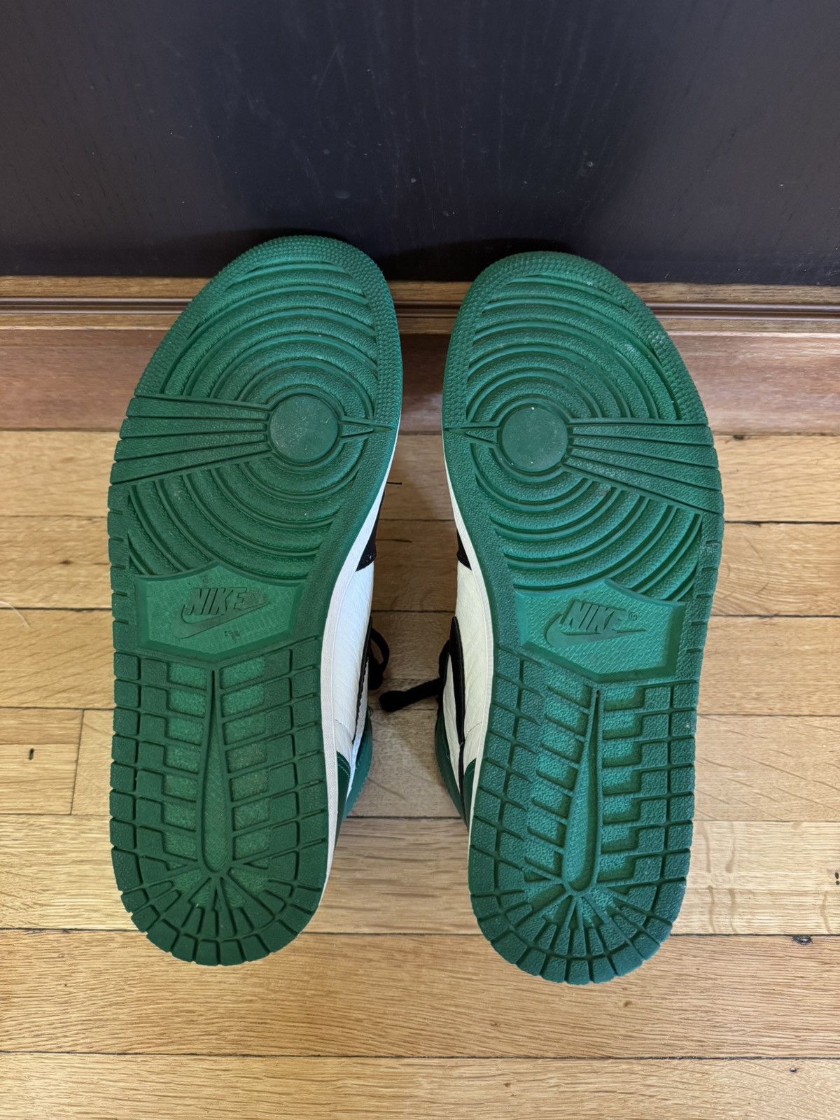 Nike Jordan 1 Pine Green OG Size US 10 / EU 43 - 6 Thumbnail
