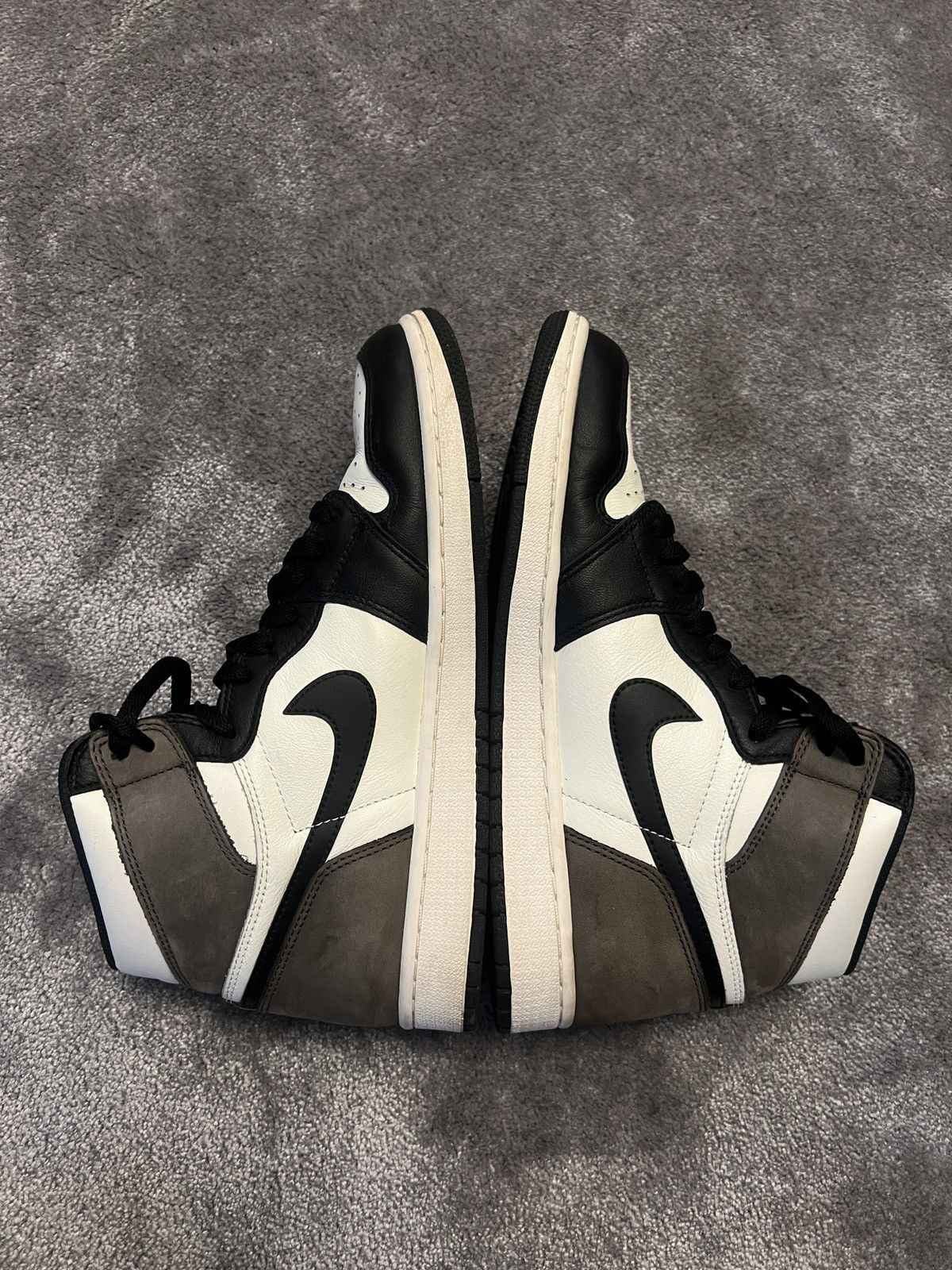 Jordan Brand Air Jordan 1 Retro High OG 'Mocha' Size US 10 / EU 43 - 1 Thumbnail