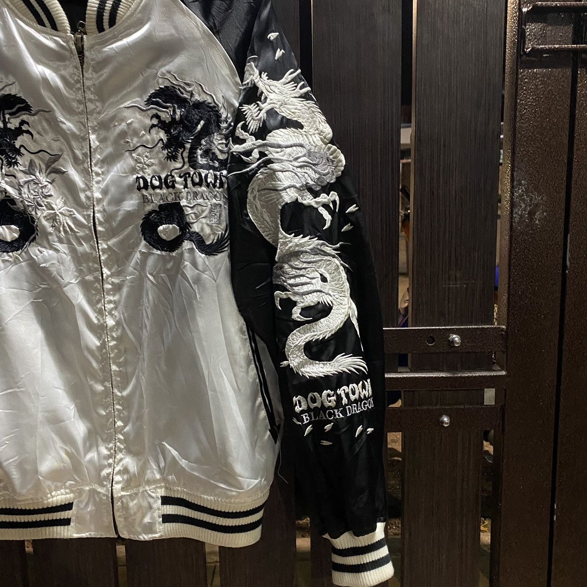 Dogtown × Vintage Vintage Dogtown Black Dragon Size US XL / EU 56 / 4 - 2 Thumbnail