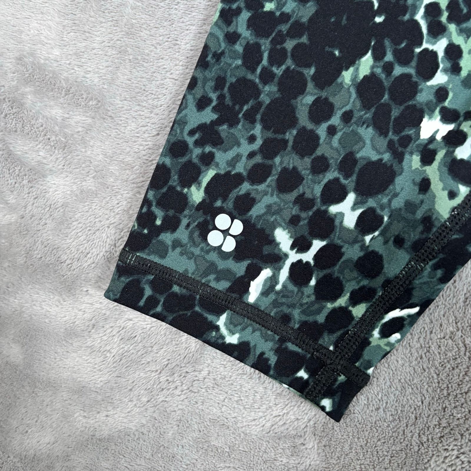 Sweaty Betty Sweaty Betty Power Capris Green Leopard Print Size XL US 12 Size 34" / US 12 / IT 48 - 3 Thumbnail