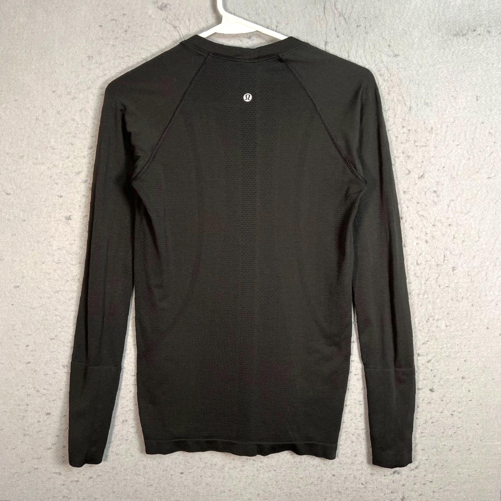 Lululemon Lululemon Womens Size 6 Black Long Sleeve Athletic Top Gym Running Shirt Pullover Crew Neck Size S / US 4 / IT 40 - 2 Thumbnail