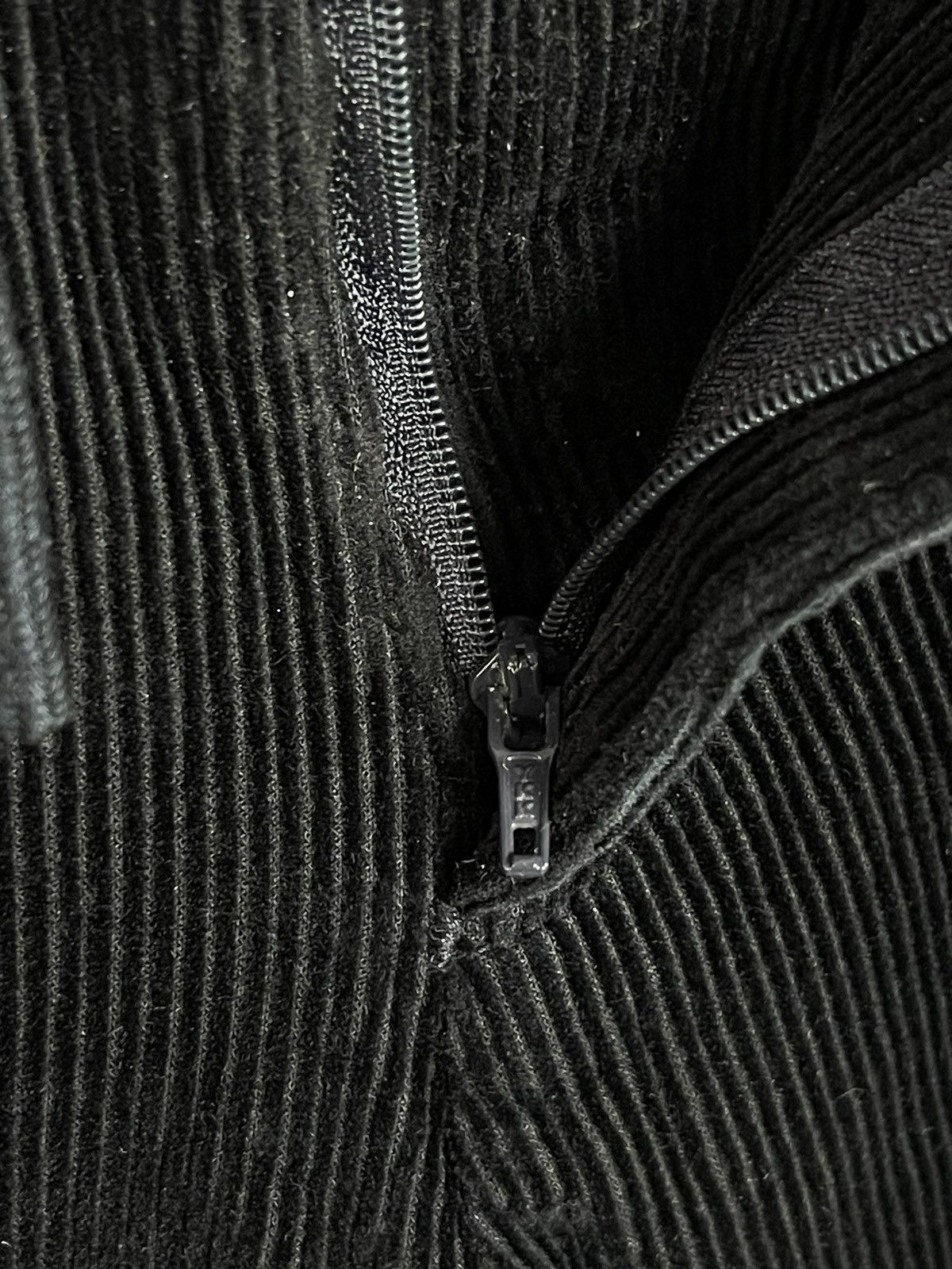 Uniqlo Uniqlo Black Corduroy Pants Relaxed Fit Men’s Size 34 Size US 34 / EU 50 - 8 Thumbnail