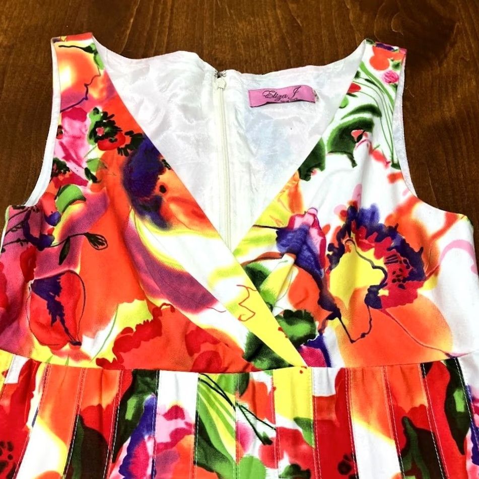 Vintage Eliza J White Floral Fit & Flare Dress Sleeveless V-Neck Size 4 Women's Knee Length Womens Size S / US 4 / IT 40 - 3 Thumbnail