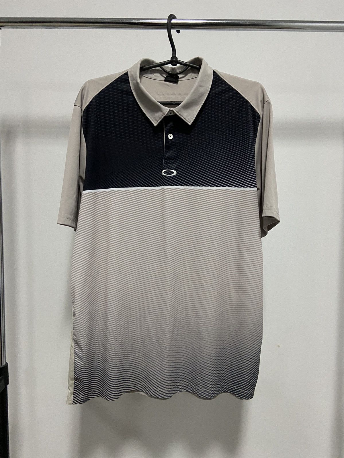 Oakley × Vintage Oakley T Shirt Vintage center Logo Gorpcore Street Style Size US L / EU 52-54 / 3 - 1 Thumbnail