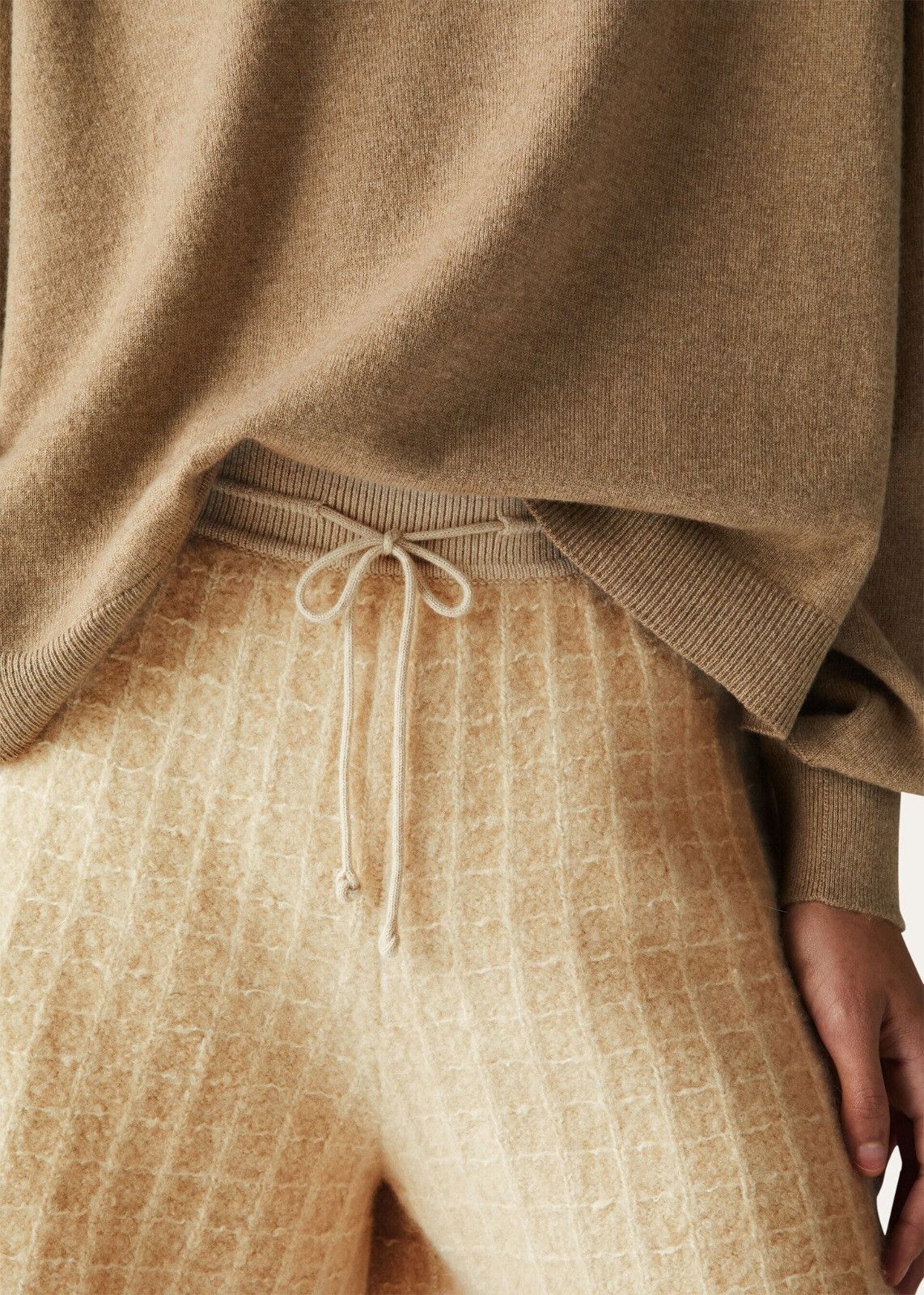 o1srvl11e1125 FAN1846 Cocooning Short in Beige