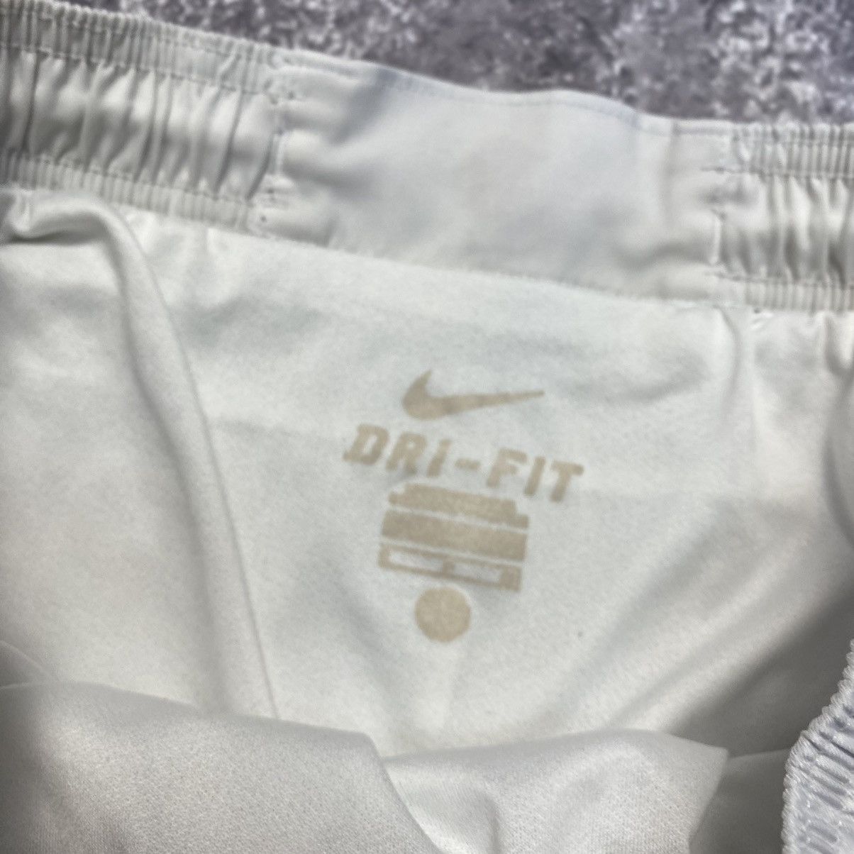 Nike Vintage Nike Manchester United Small Logo White shorts Size US 30 / EU 46 - 9 Thumbnail