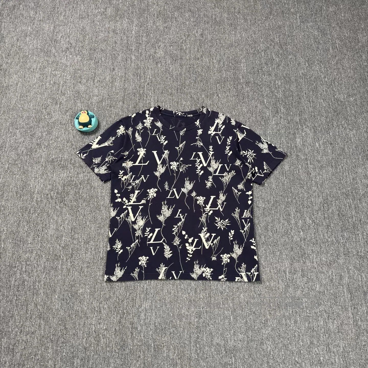 Louis Vuitton LV Floral Print Navy Short-Sleeve. Size US XL / EU 56 / 4 - 1 Thumbnail