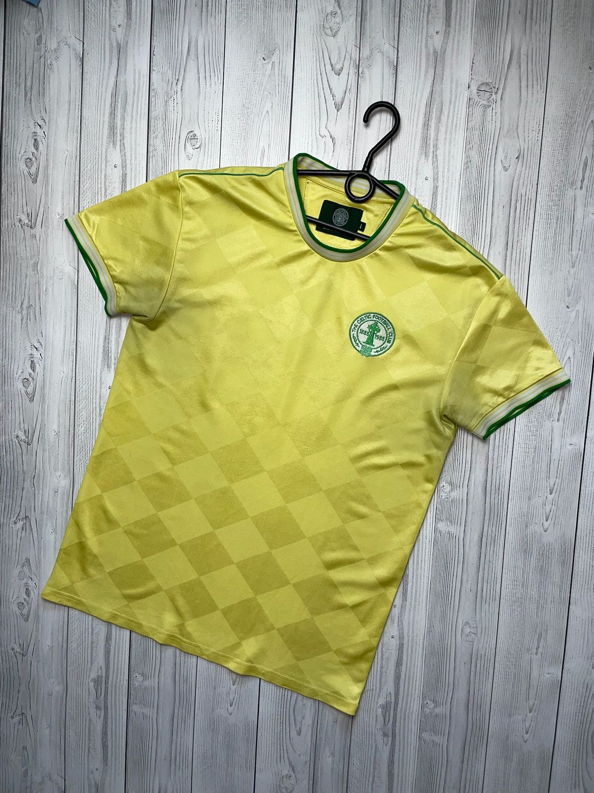 Vintage Vintage retro soccer tee Celtic size L yellow rare Size US L / EU 52-54 / 3 - 1 Thumbnail