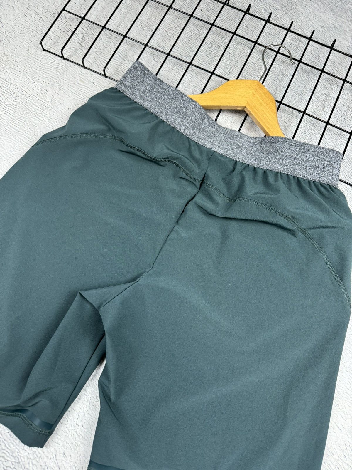 Lululemon Lululemon Nylon activewear khaki shorts M-L size Size US 33 - 7 Thumbnail