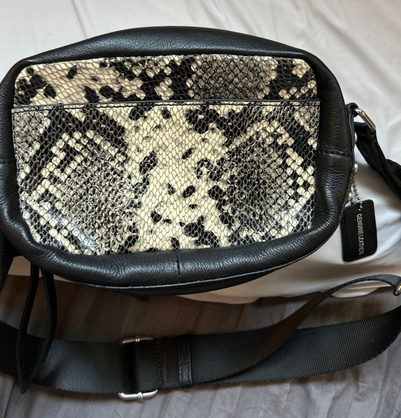 Elie Tahari Tahari Snakeskin Crossbody Purse - New without pricetag Size ONE SIZE - 8 Thumbnail