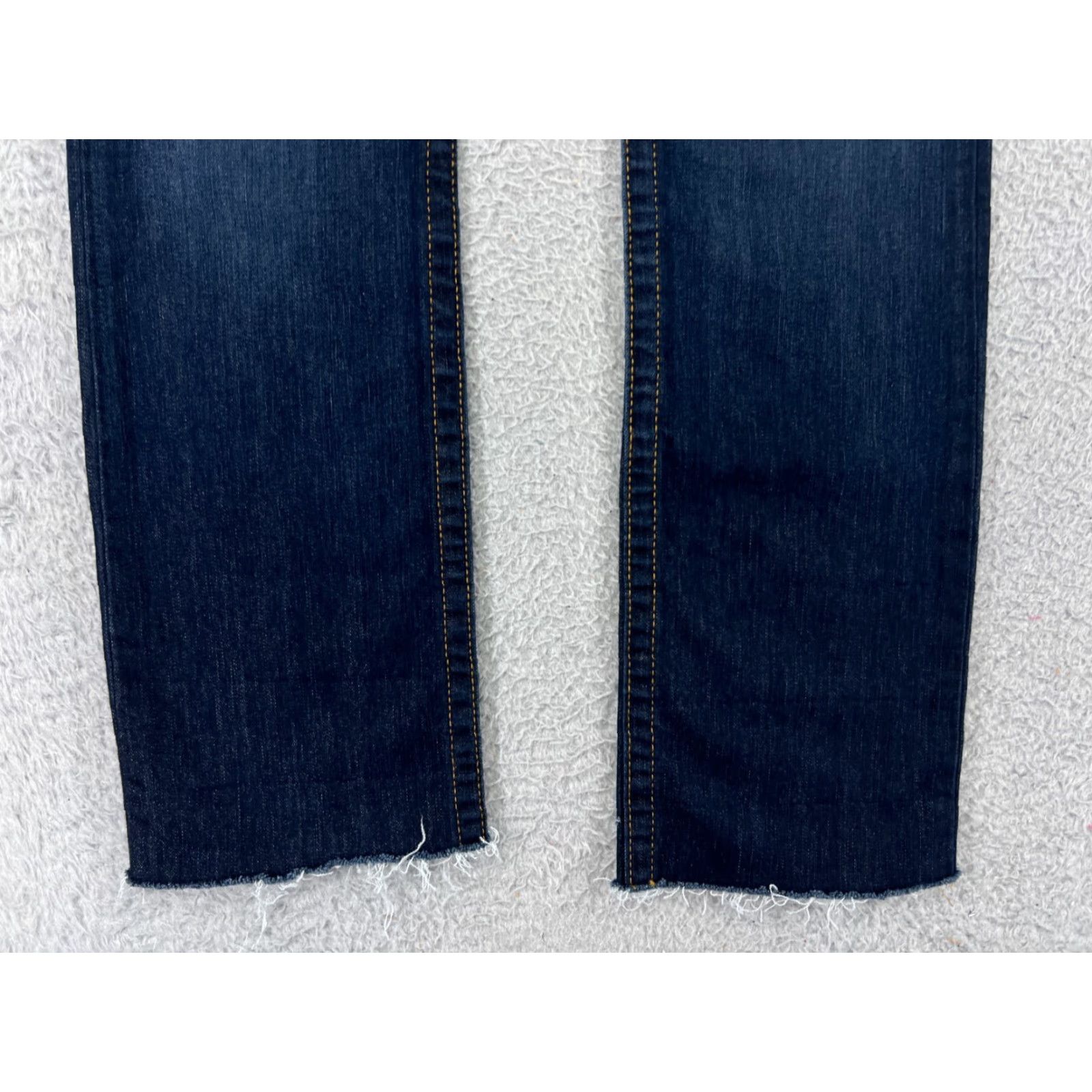True Religion True Religion Jeans Women 27 Blue Denim Straight 5-Pocket Distressed Cotton Denim Pants Adult Regular Blue 27 Inseam 28 Size 27" / US 4 / IT 40 - 6 Thumbnail