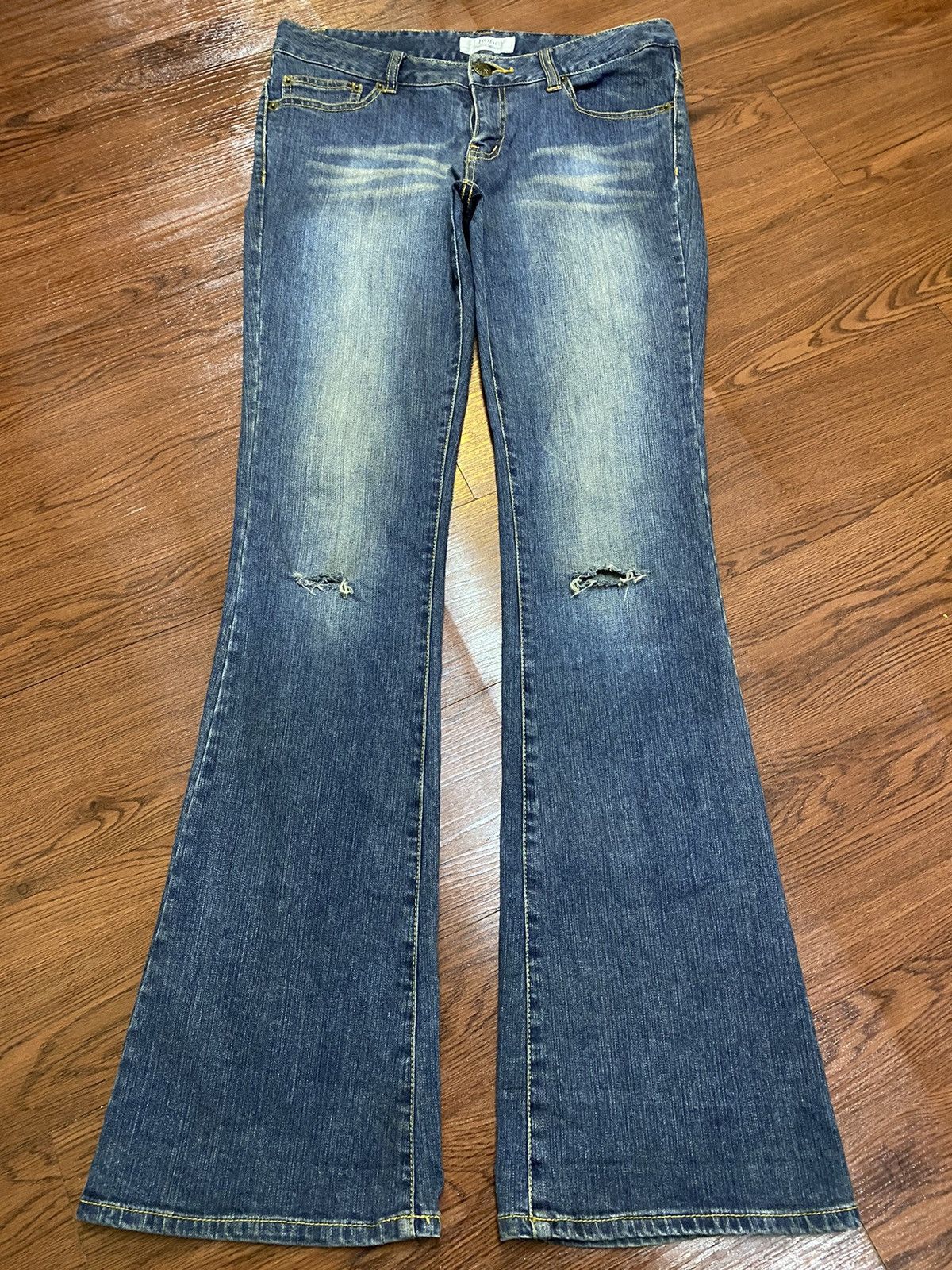Japanese Brand Vintage Japanese Blue Wash Distressed Denim Flare Jeans Size US 31 - 1 Thumbnail