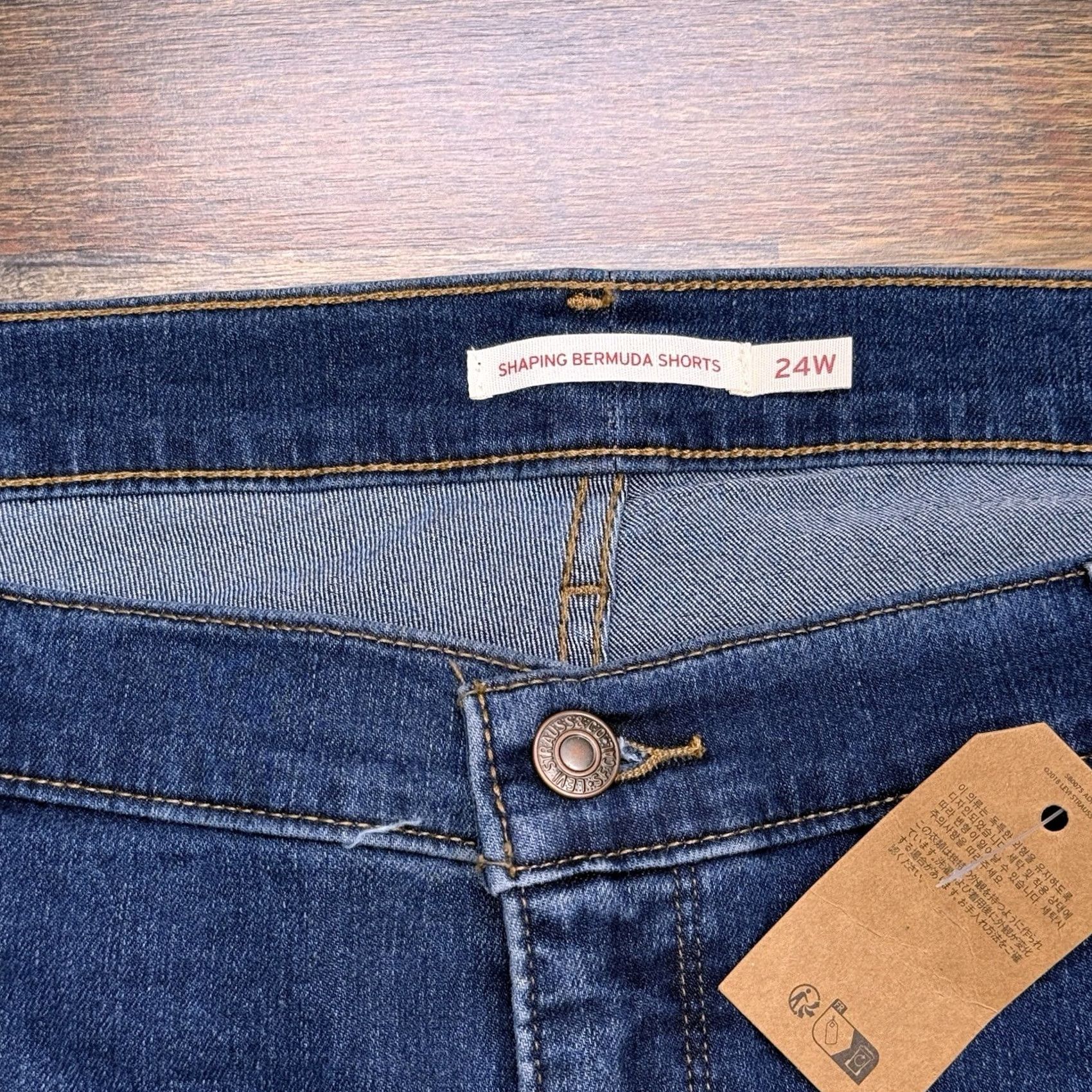 Levi's Levi's Bermuda Shorts Womens 24W Mid Rise Shaping Denim 5-Pocket Blue 10in Inseam Plus Size Size 42" / US 20 - 3 Thumbnail