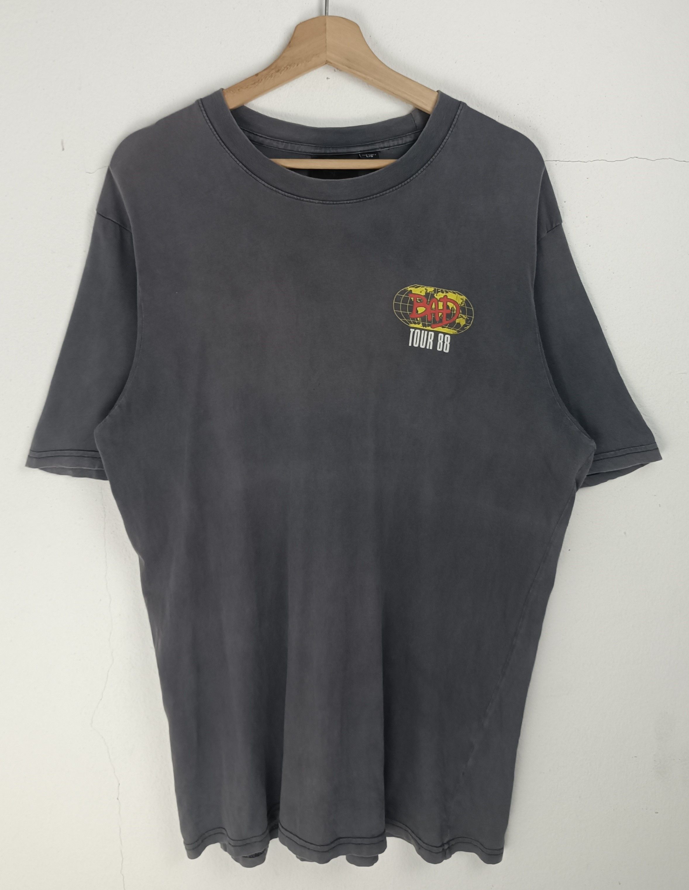 Michael Jackson VINTAGE FADED MICHAEL JACKSON BAD TOUR 88 TEE Size US L / EU 52-54 / 3 - 4 Thumbnail