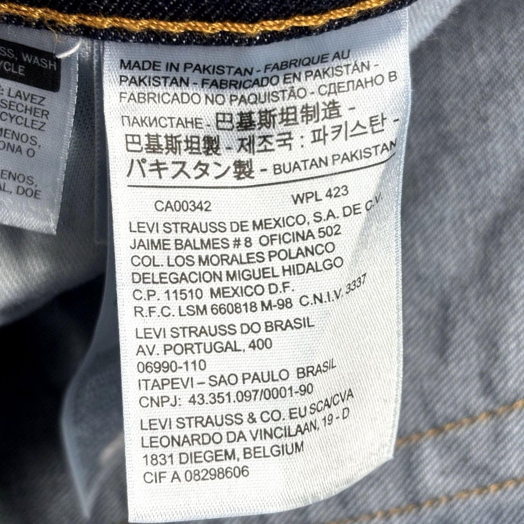 Vintage Levi’s 541 Jeans Athletic Taper W39 L34 Dark Wash Blue Zip Fly Mens Pant Jeans Size US 39 - 7 Thumbnail