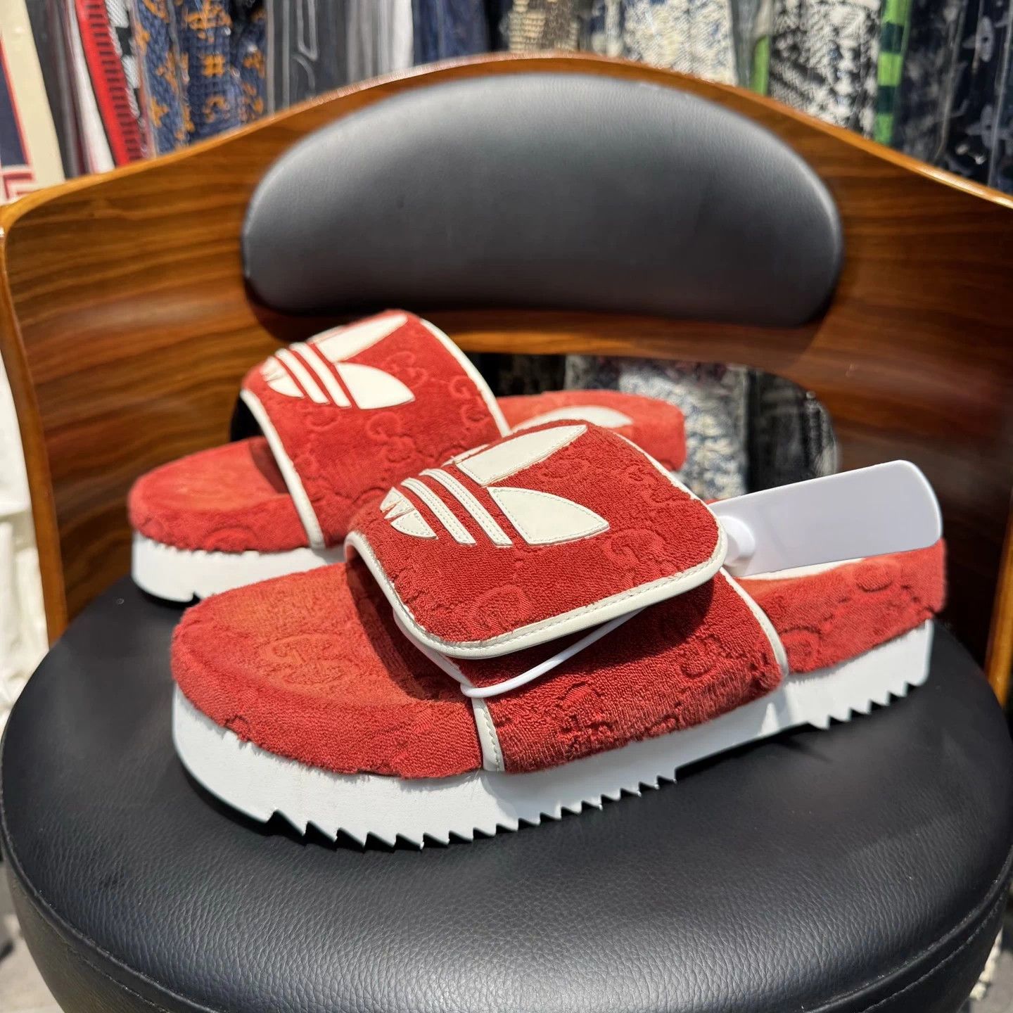 Gucci Gucci x Adidas Slipper Slides White/Red 8/42 Size US 8 / EU 41 - 1 Thumbnail