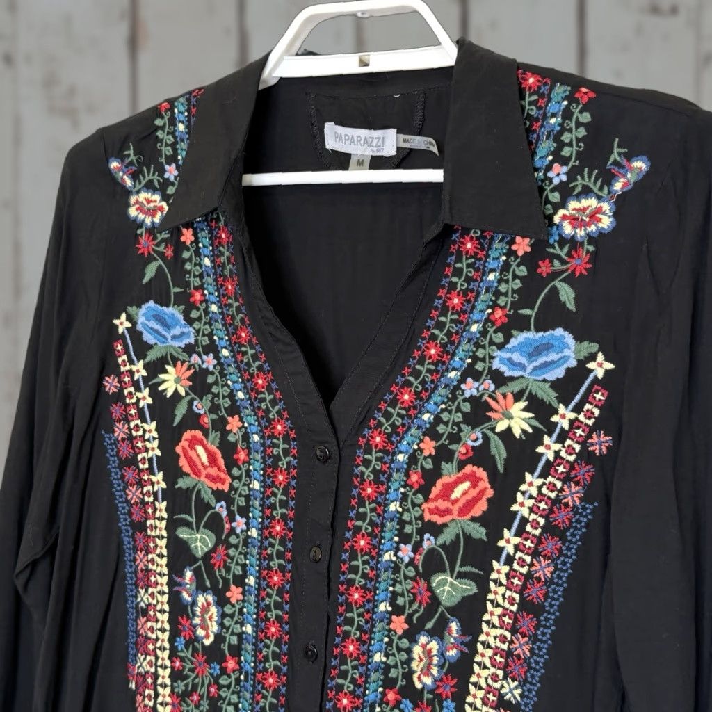 Vintage Paparazzi Tunic Top Womens Size Medium Black w/ Embroidered Floral Print Button Front V-Neck Long Sleeve Size M / US 6-8 / IT 42-44 - 1 Thumbnail