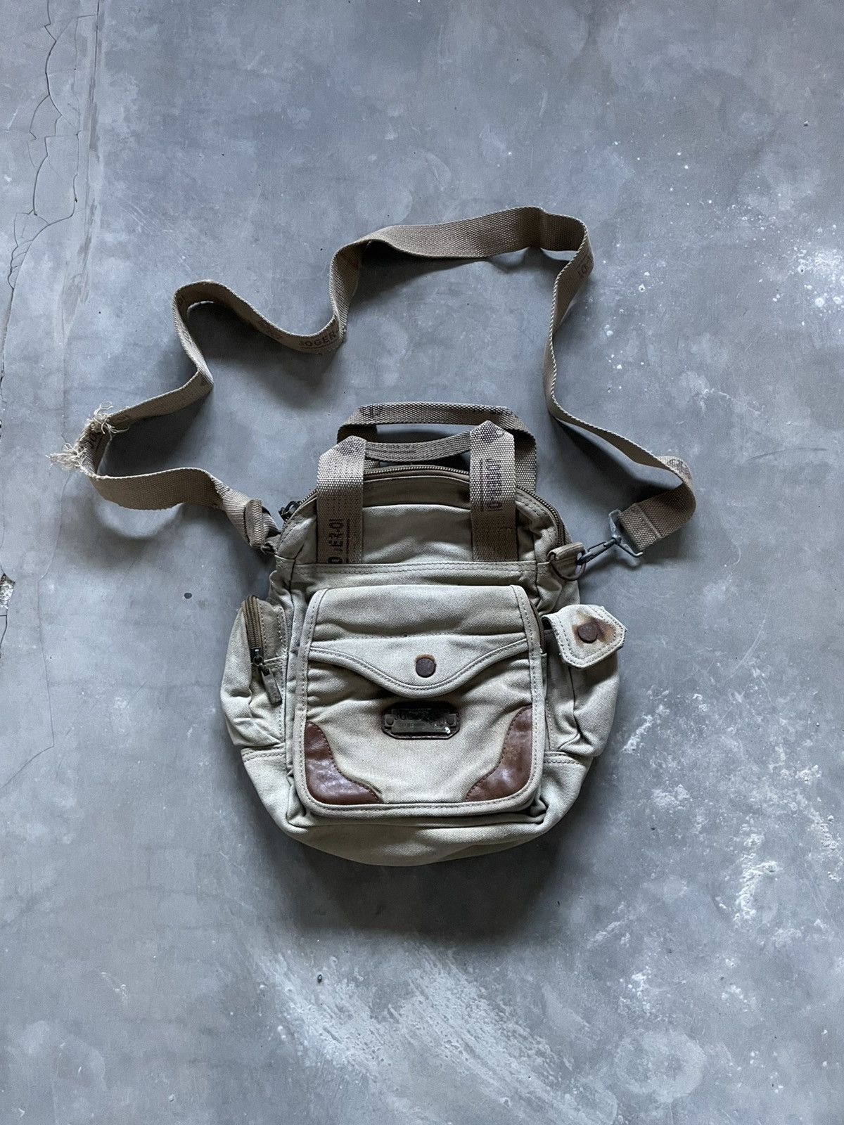 Japanese Brand Vintage Joger Slingbag Military Canvas Distressed Handbag Size ONE SIZE - 1 Thumbnail