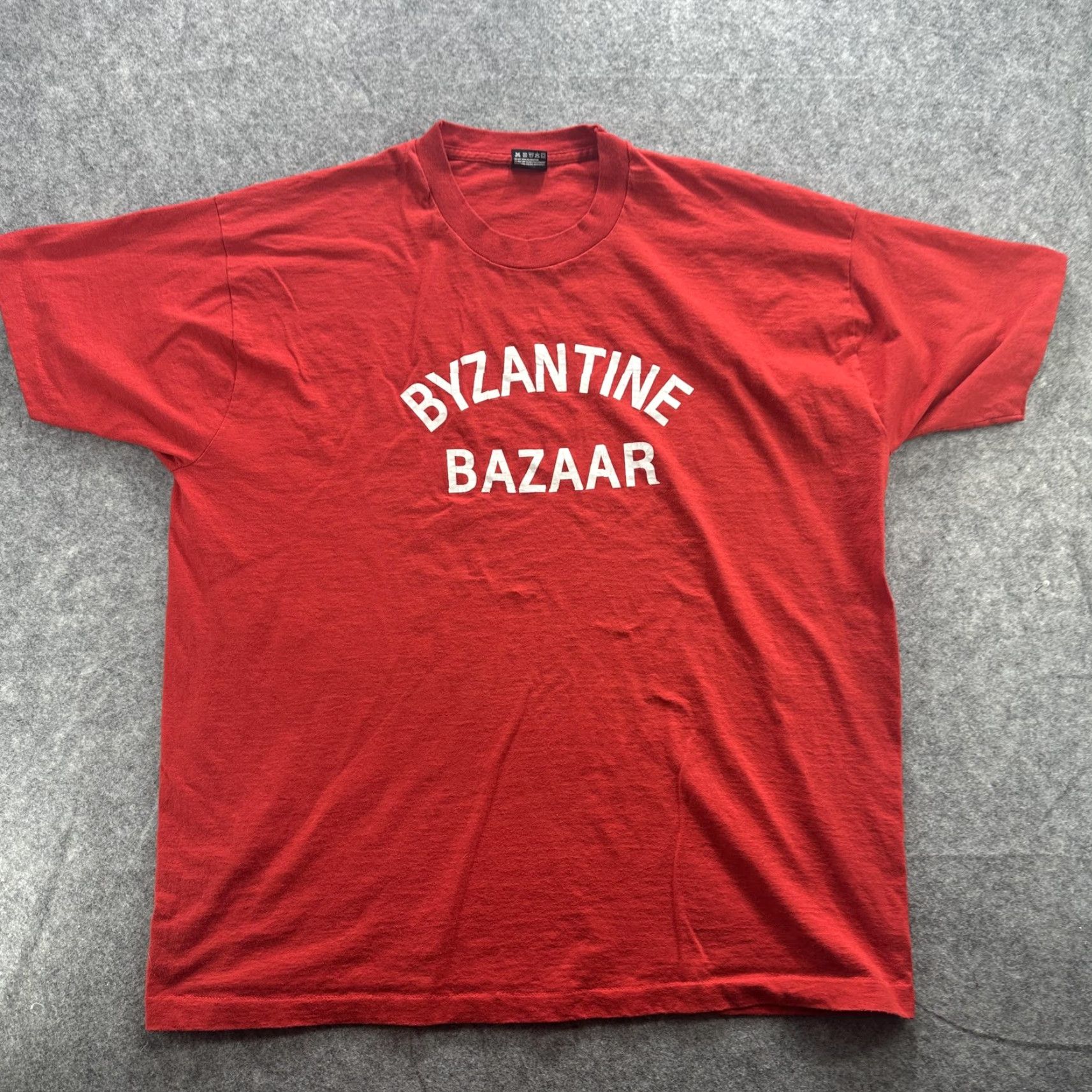 Fruit Of The Loom VINTAGE Fruit of the Loom Byzantine Bazaar Shirt Mens 2XL Red Graphic Print 90s USA Mens T-Shirt Crew Neck Short Sleeve Size US XXL / EU 58 / 5 - 2 Thumbnail
