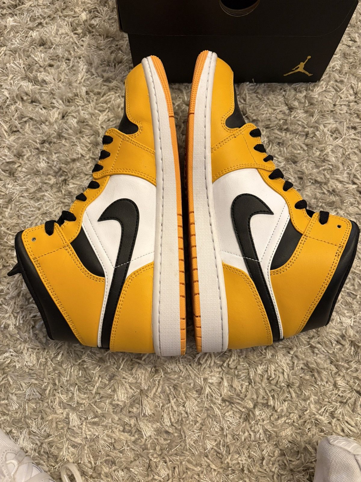 Jordan Brand Air Jordan 1 Mid Size US 11 / EU 44 - 7 Thumbnail