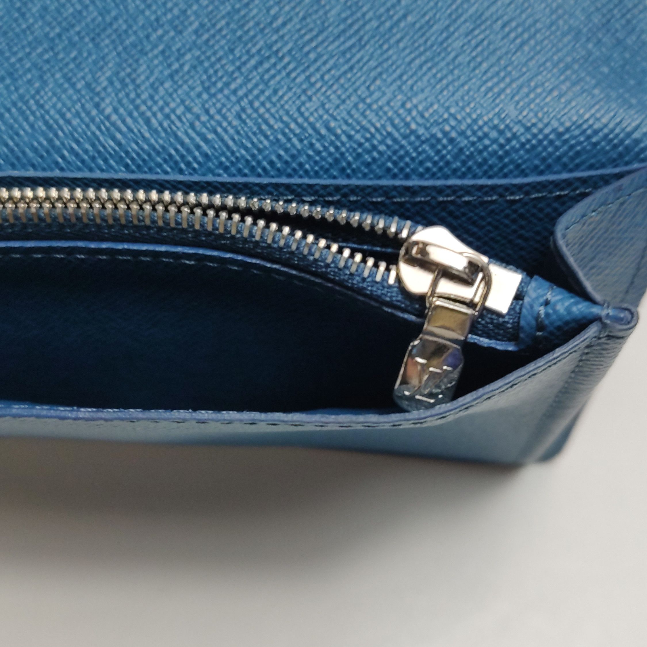 Louis Vuitton Louis Vuitton (LV) Brazza solid color water ripple fold wal Size ONE SIZE - 3 Thumbnail